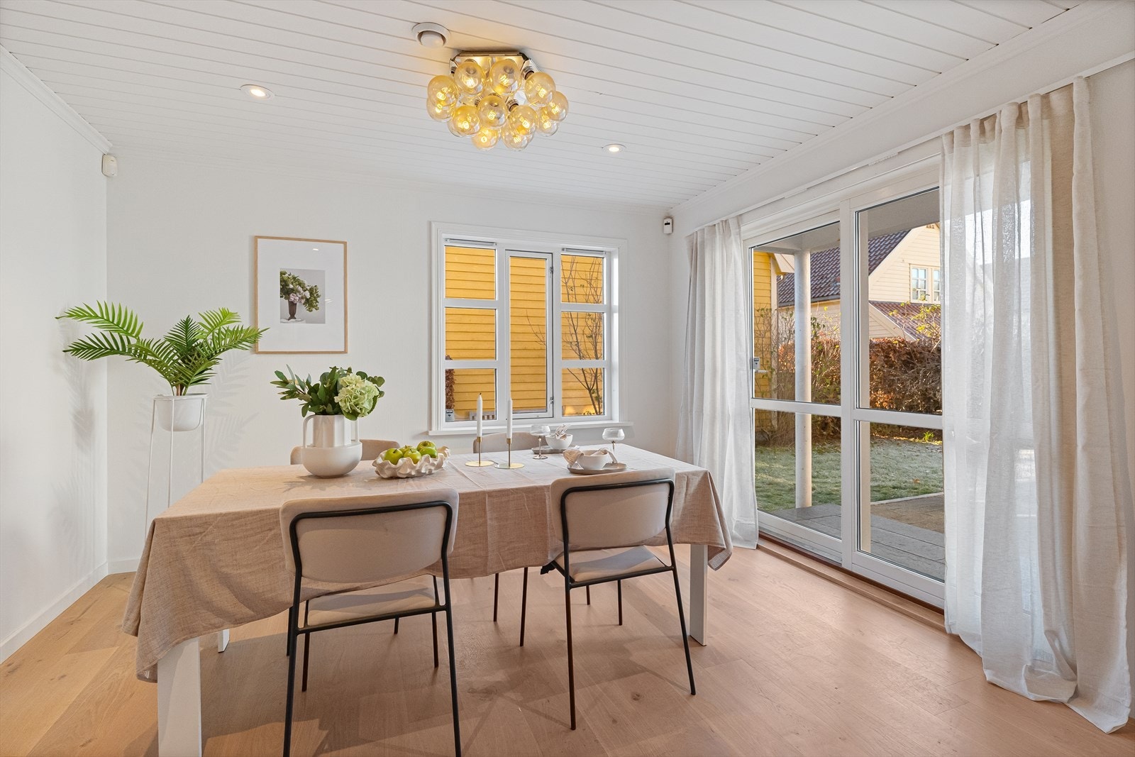 Spisestue med gode vindusflater. Også her har man utgang til terrassen Galleribilde