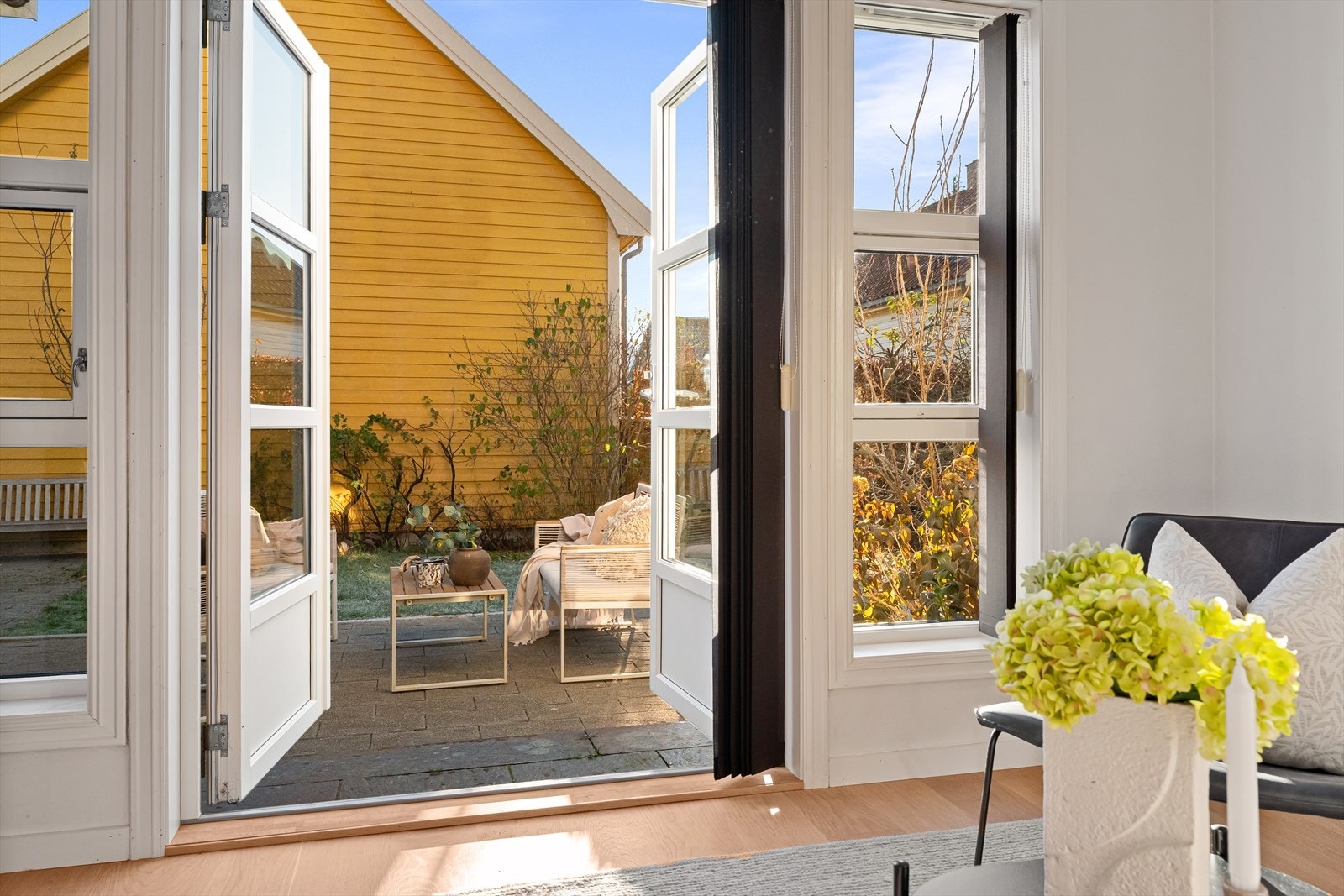 Fra stuen har man utgang til terrasse. Perfekt til morgenkaffe eller lange kvelder Galleribilde