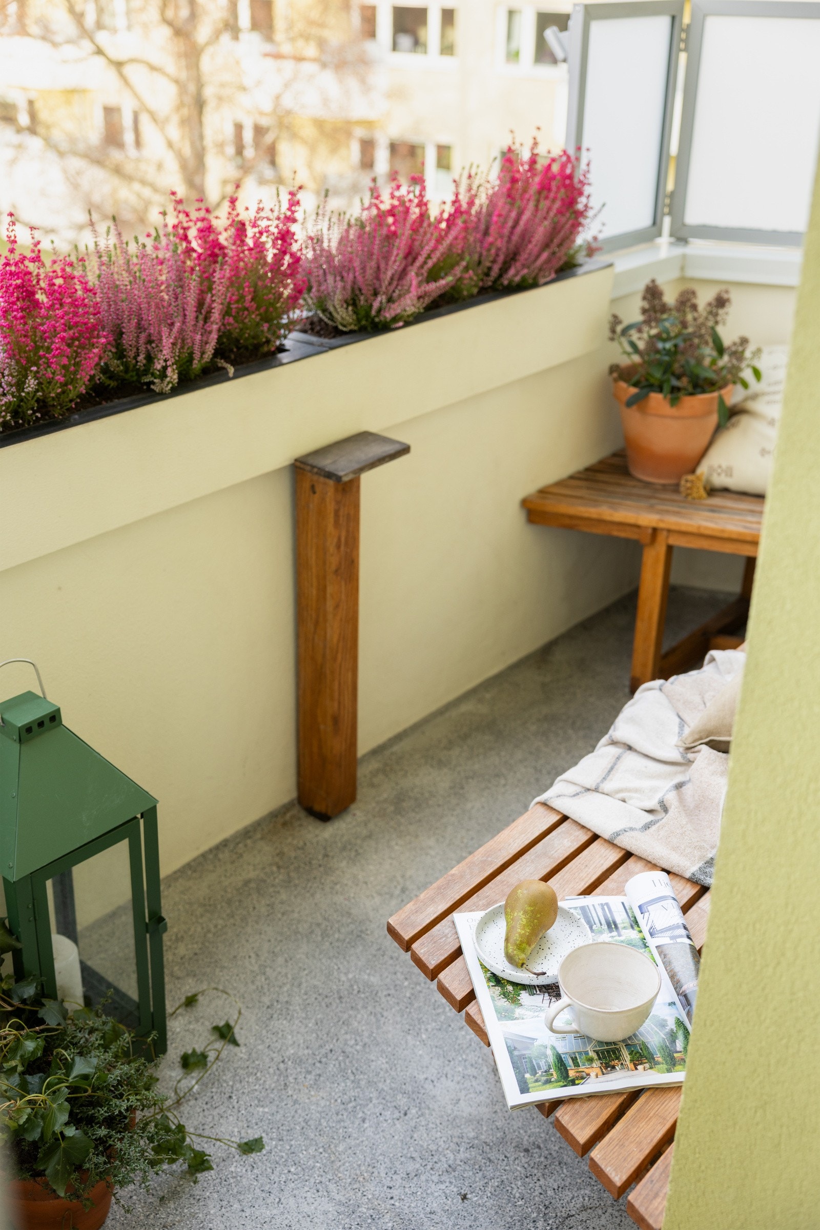 På balkongen kan du nyte sommersola til langt på kveld. Galleribilde