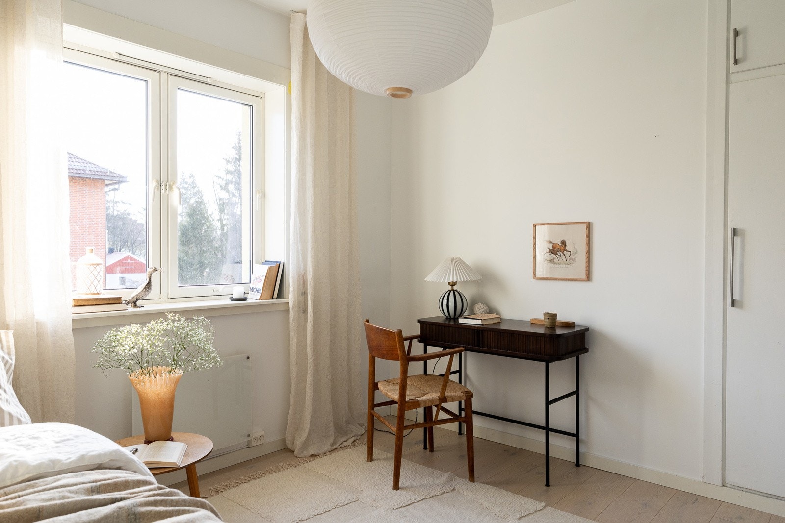 Begge rommene har store vindusflater som gir godt lysinnslipp. Galleribilde