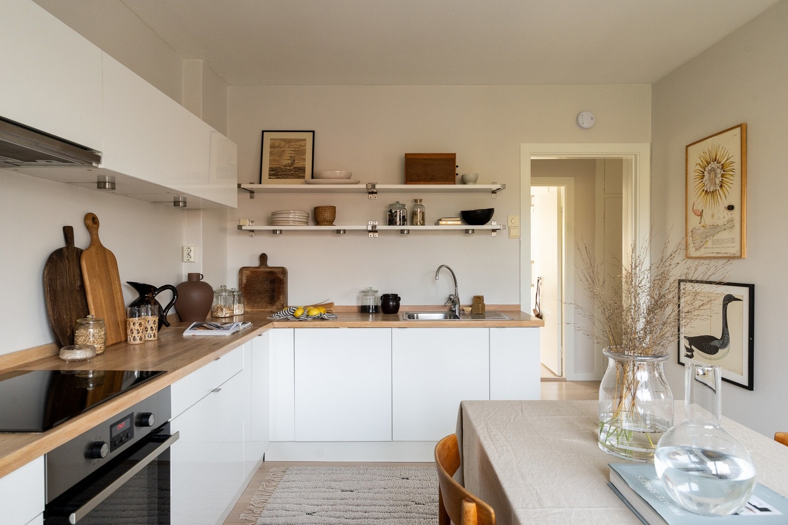 Kjøkkenet har slette fronter og heltre benkeplate, og er utstyrt med integrerte hvitevarer som kjøl/fryseskap, oppvaskmaskin, platetopp og stekeovn. Ventilator med kullfilter ble montert i 2023. Galleribilde