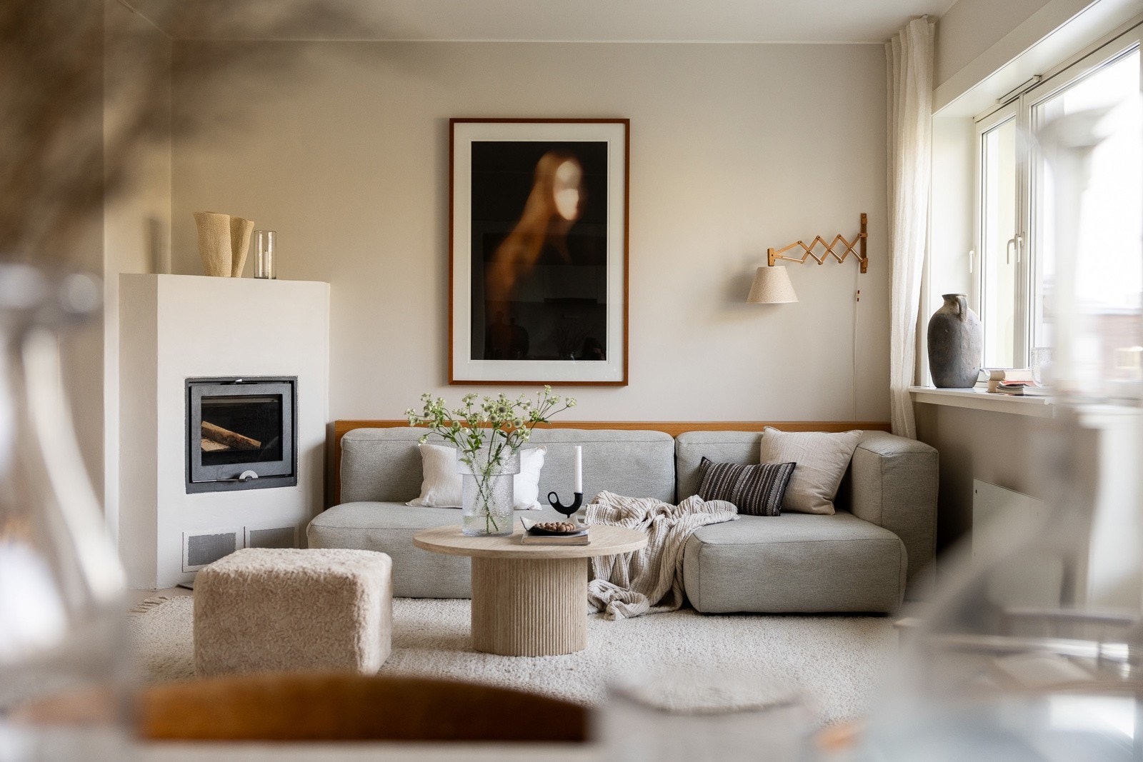 Store vindusflater gir jevnt lysinnslipp gjennom dagen, og fra rommet er det direkte utgang til en vestvendt balkong. Galleribilde