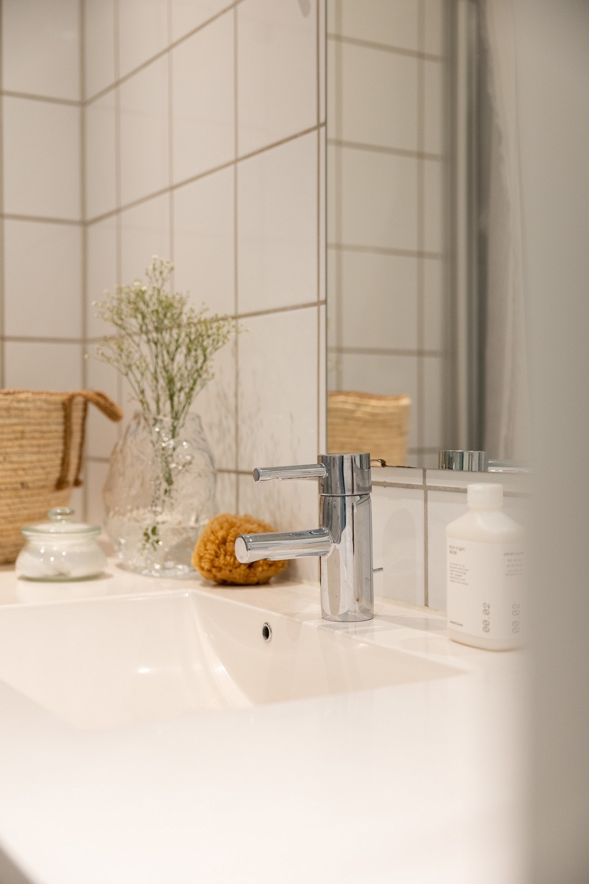 Det er installert varmekabler i gulvet og spotlights i taket. Rommet er utstyrt med dusjhjørne, vegghengt toalett og innredning med integrert plass for vaskemaskin. Galleribilde