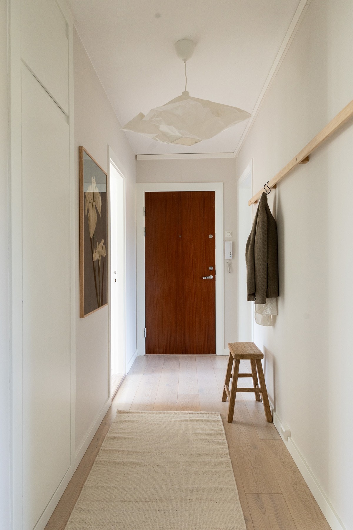 Entréen er lys og funksjonell med smarte integrerte skap. Galleribilde