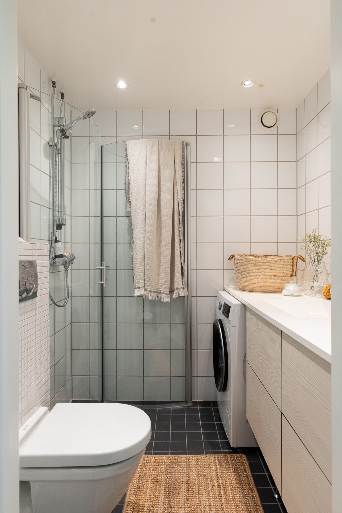 Badet har flislagte gulv- og veggflater, samt slett og hvitmalt tak. Galleribilde