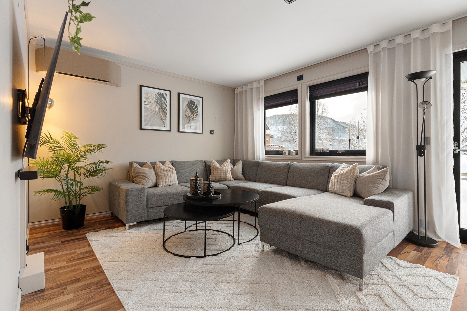 Romslig stue med plass til ønsket møblement.