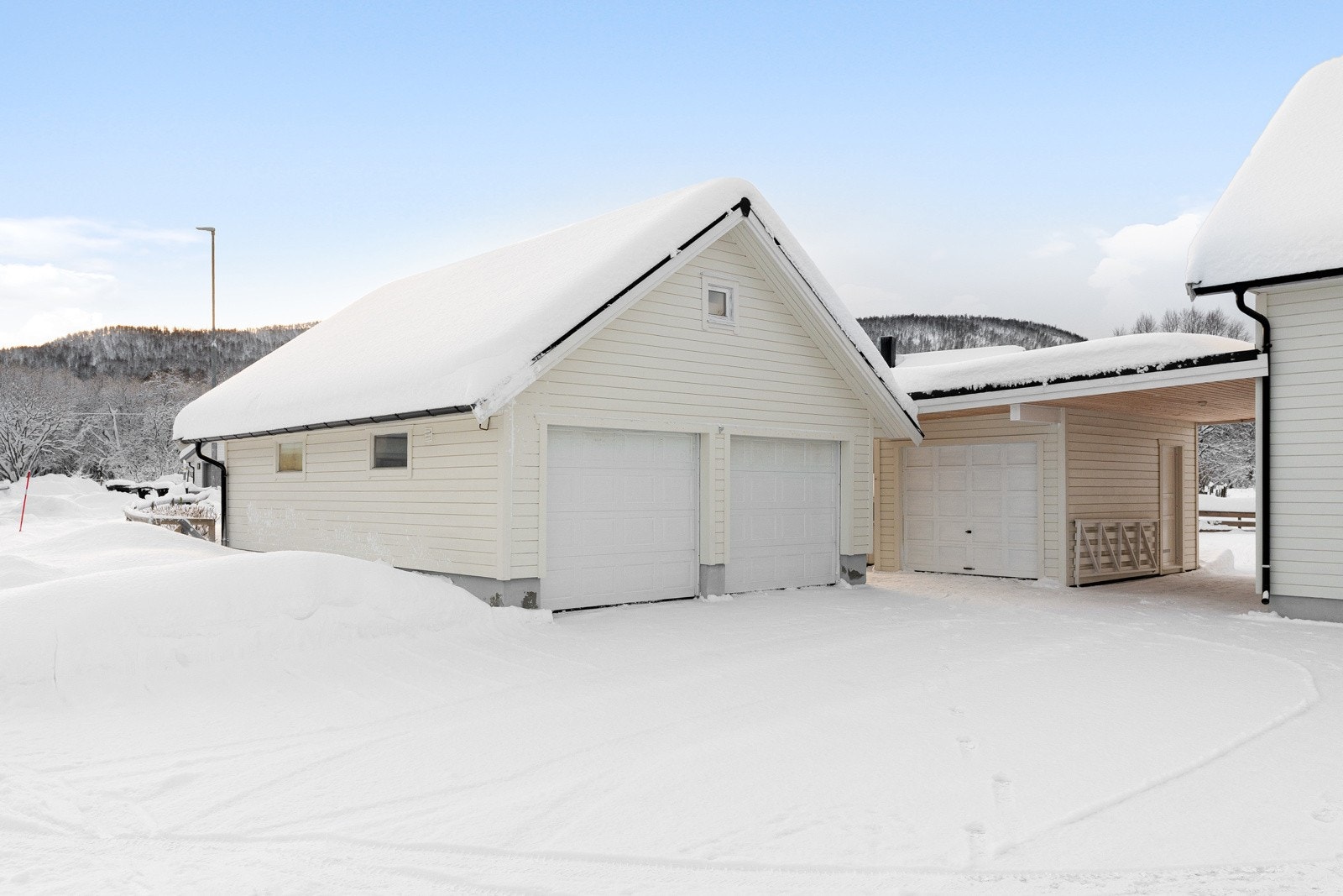 Rikelig med parkeringsplass i dobbeltgarasje, carport og på tomt.