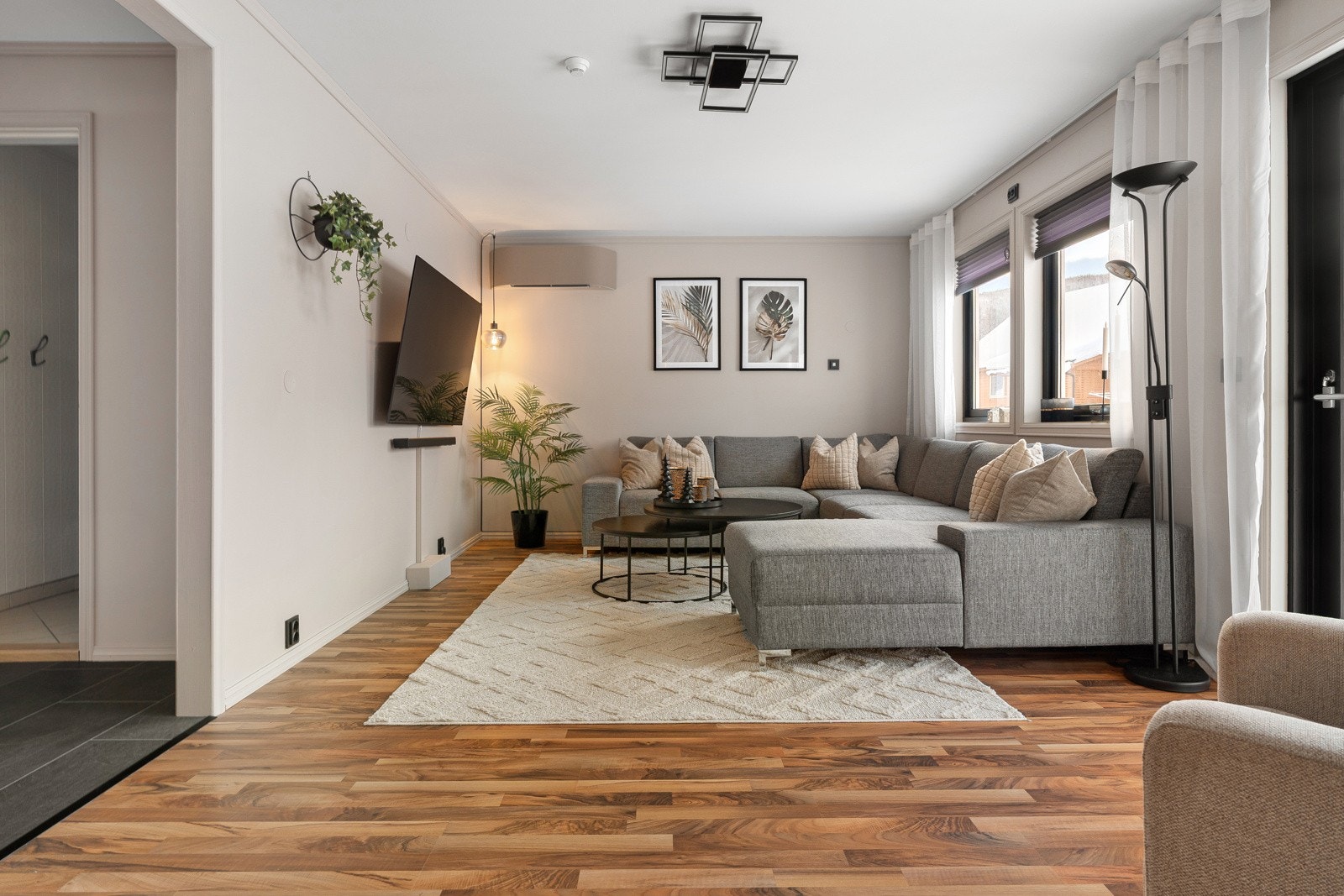 Stuen er malt i lyse og delikate farger.