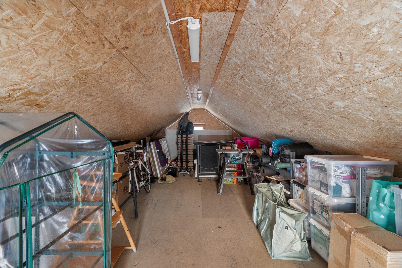 Lagerloft i garasjen.