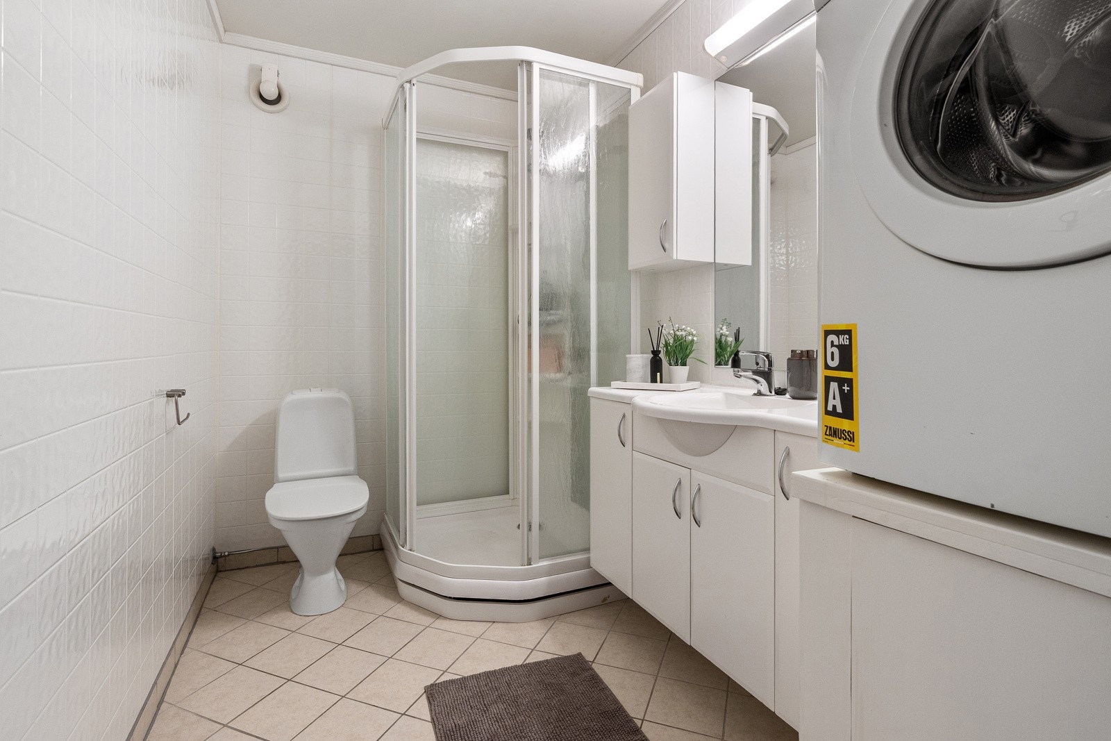 På bad 2 finner du gulvmontert toalett, dusjkabinett og servant med tilhørende skap. Opplegg for vaskemaskin.