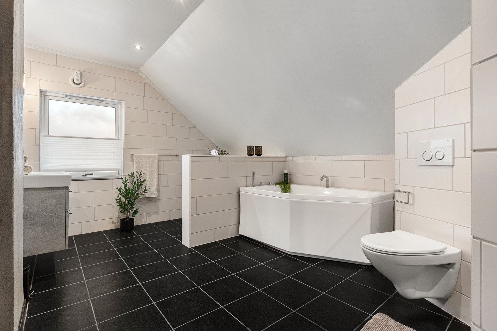 Badet i 2.etasje er romslig med egen vaskeromsnisje.