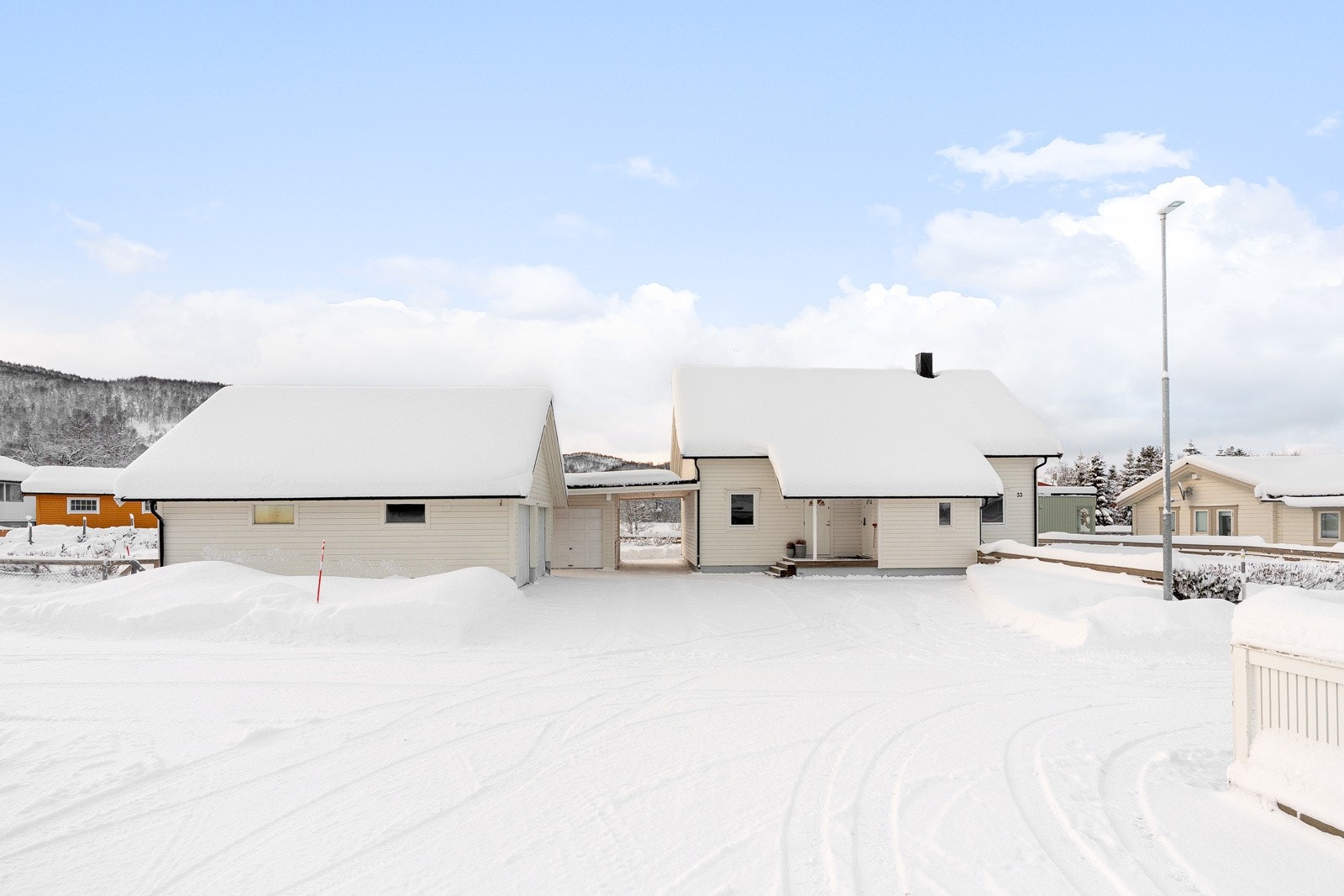 Stor hage med plass til utemøbler og diverse lekeapperater.