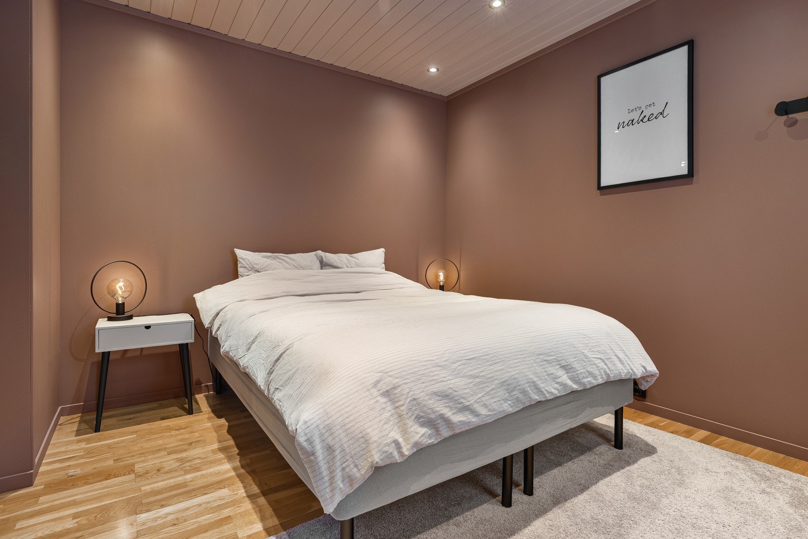 Stort soverom med downlight i 1.etasje.