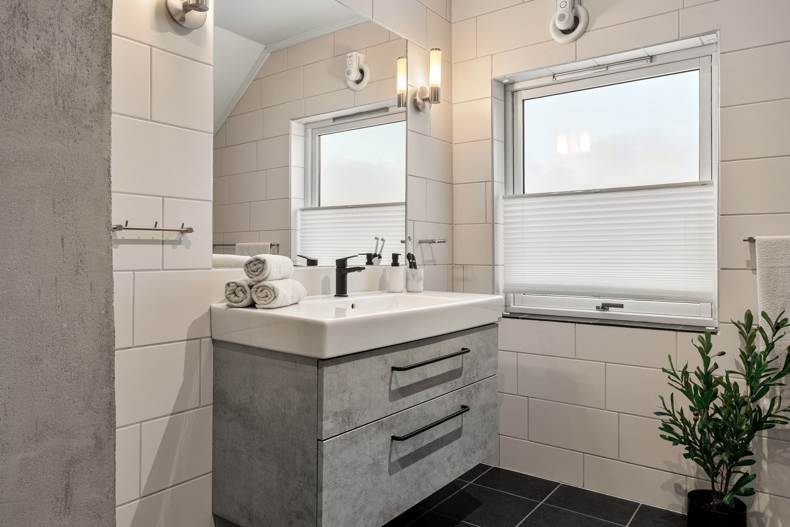 Tidløs innredning med mye oppbevaringsplass.