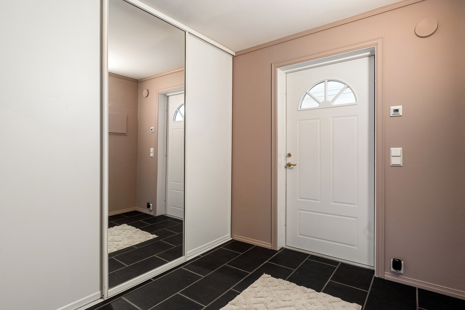 Boligen har 2 innganger. Her også med skyvedørsgarderobe.