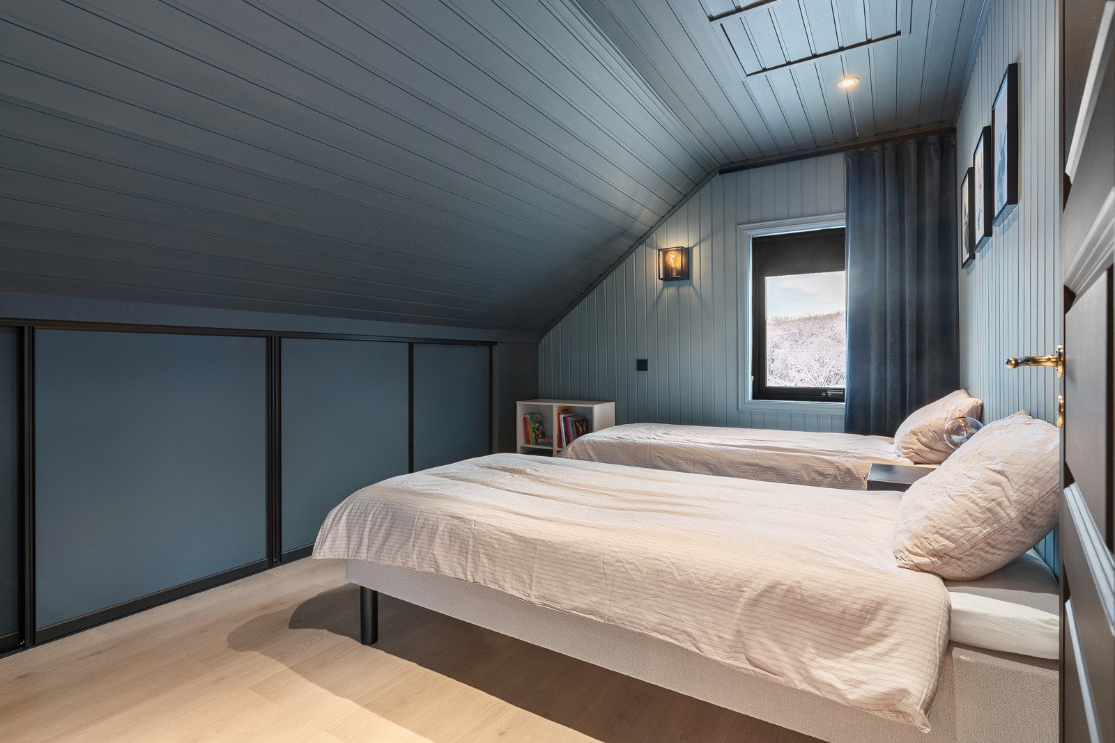 Soverom med lagring i knekott.