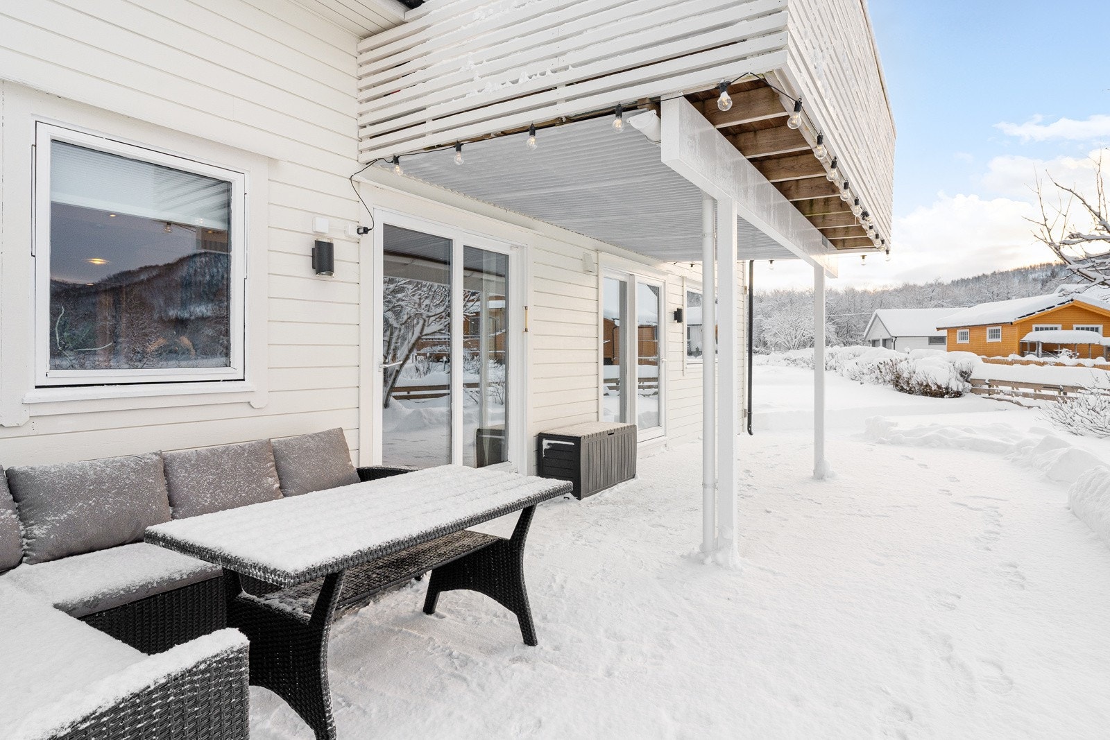 Flere solrike uteområder med god plass til hagemøbler.