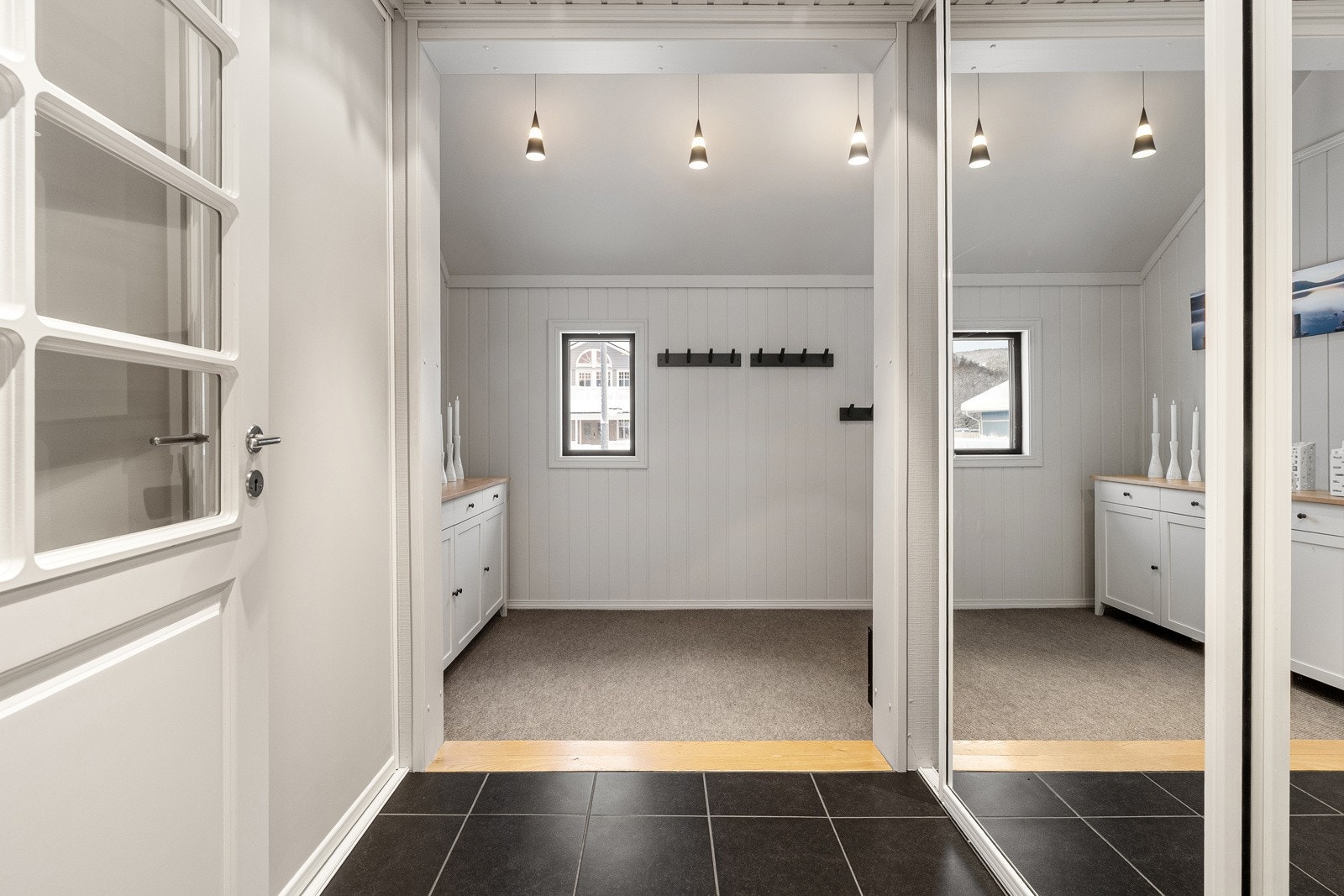 Entré med skyvedørsgarderobe for lagring av klær og sko.