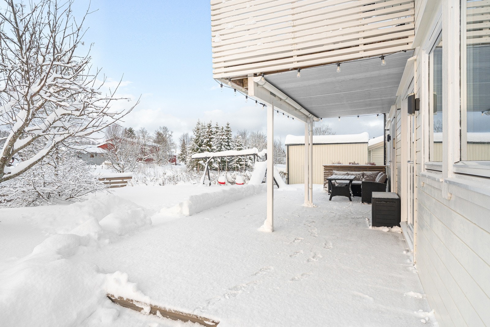 Delvis takoverbygd markterrasse. Her kan sommerdagene nytes.