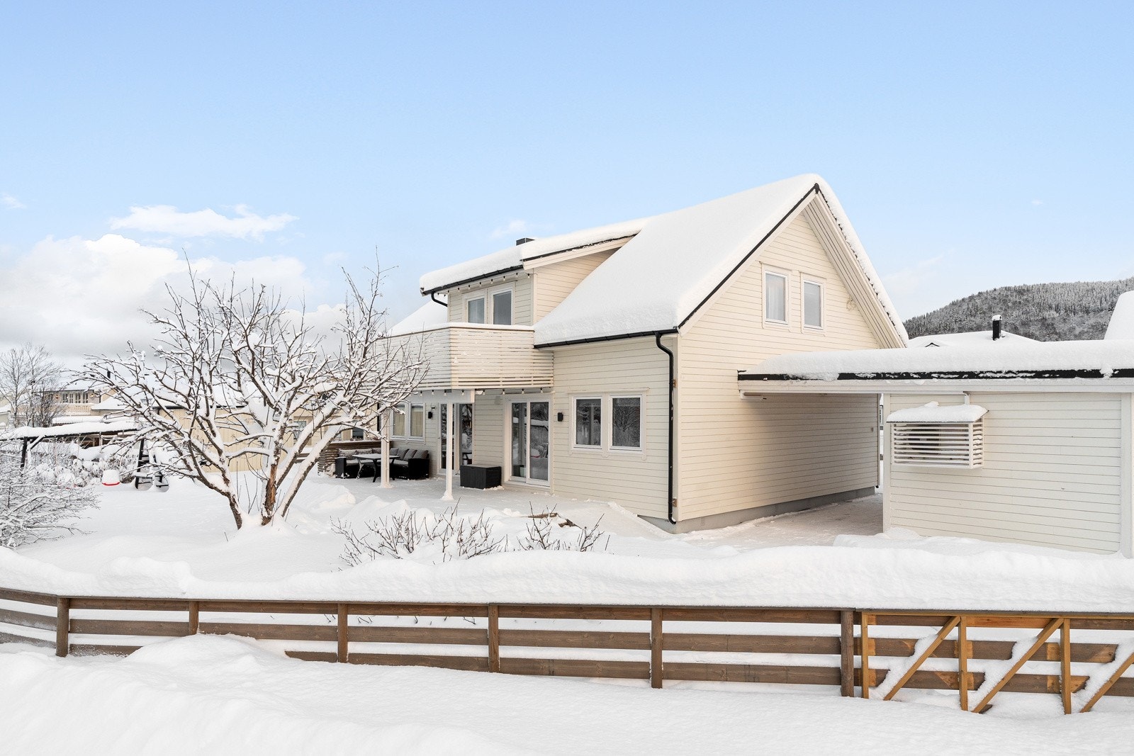 Stor og flat hjørnetomt.