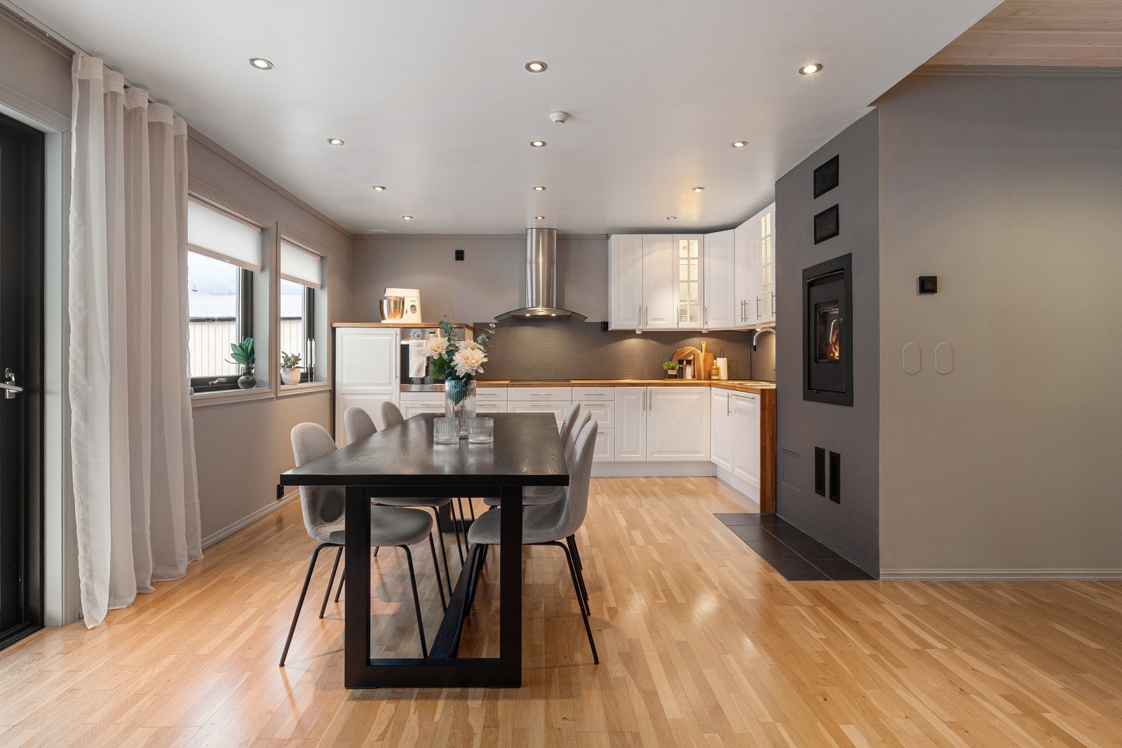 Stor spisestue med innebygd peisovn. Direkte utang til terrasse fra spisestuen.