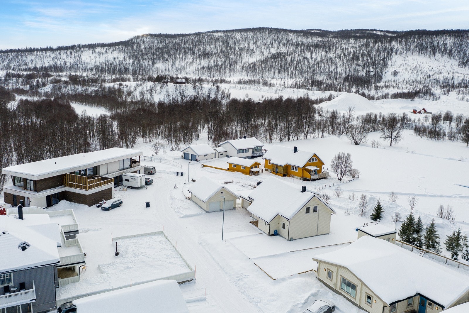 Boligen ligger i et trivelig boområde med frisk natur i umiddelbar nærhet.