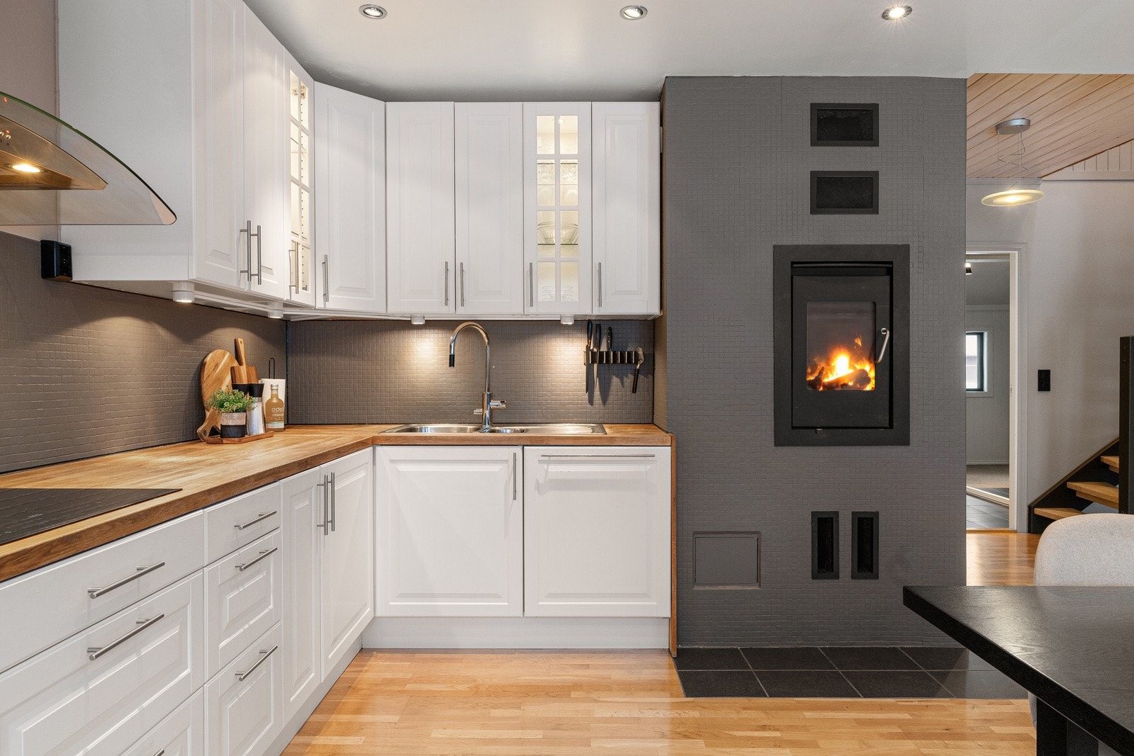 På kjøkkenet er det peis som skaper en lun og harmonisk atmosfære i rommet.