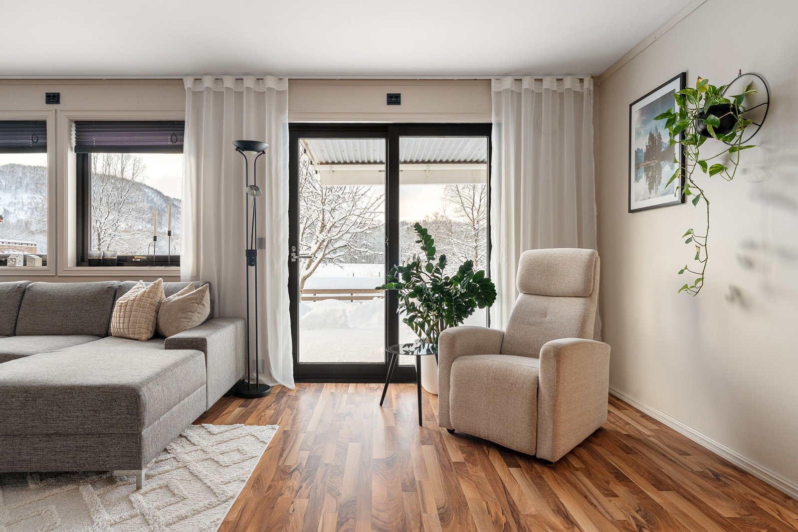 Fra stuen er det utgang til overbygd markterrasse og koselig hage.