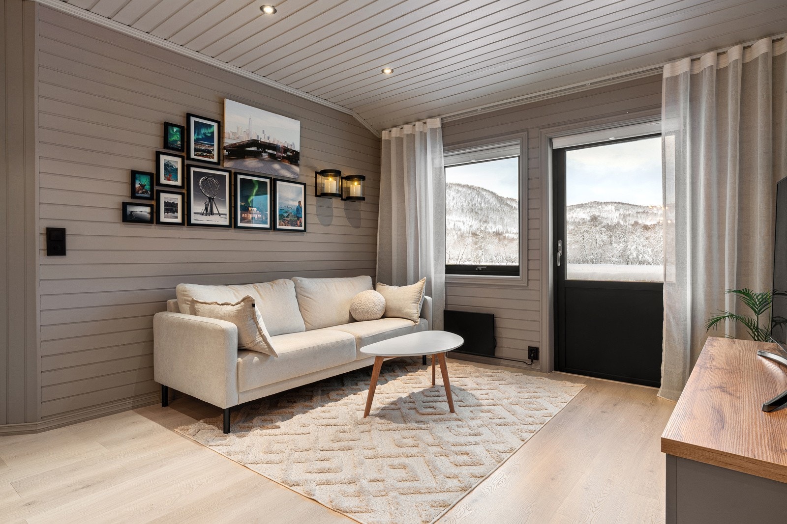 Trivelig loftstue. Rommet egner seg like godt som TV-stue, lekeområde eller hjemmekontor.