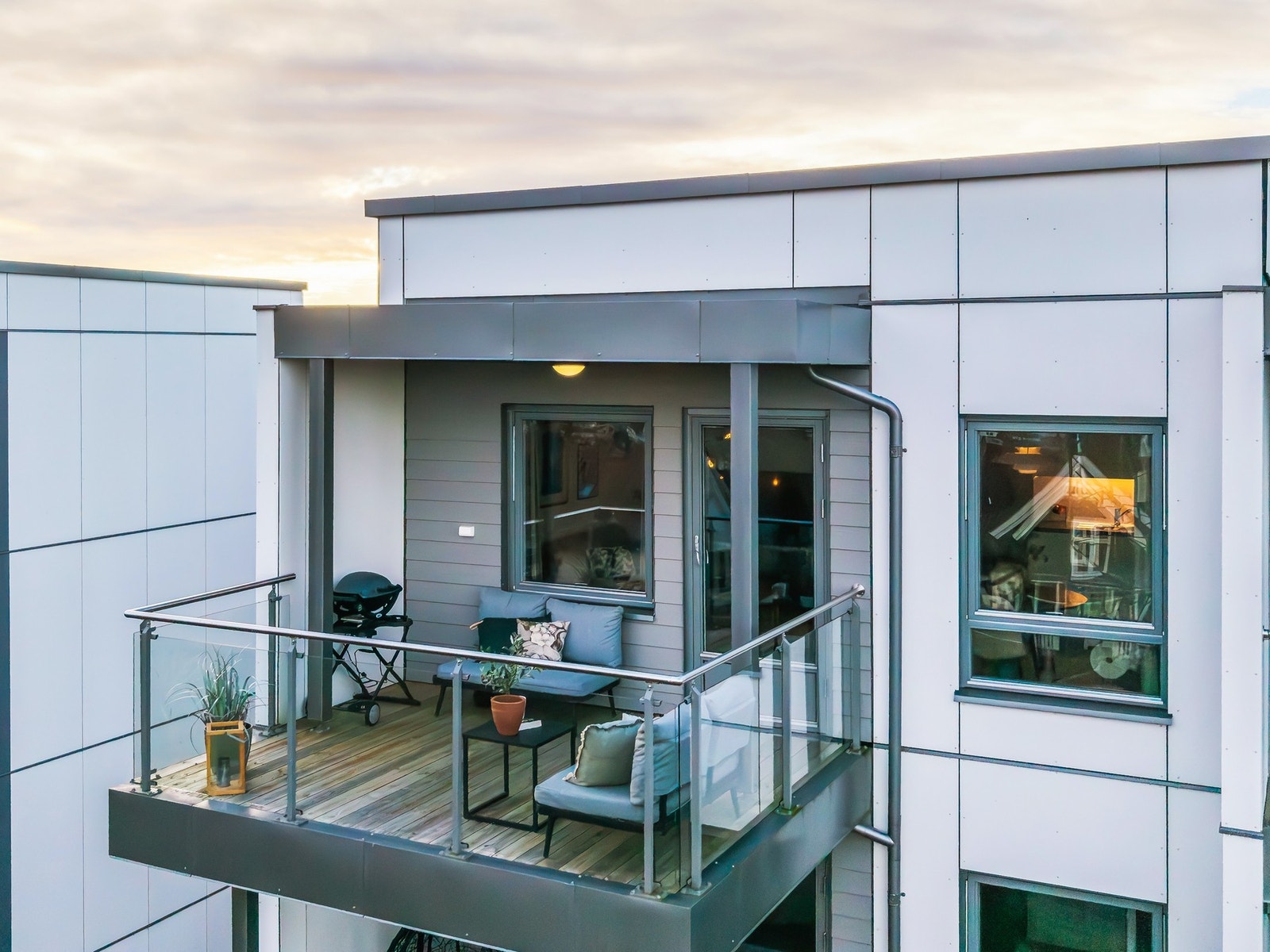 Dette er en lys, nyere, moderne og lekker 2-roms selveierleilighet fra 2022 i toppetasjen av bygget. Galleribilde