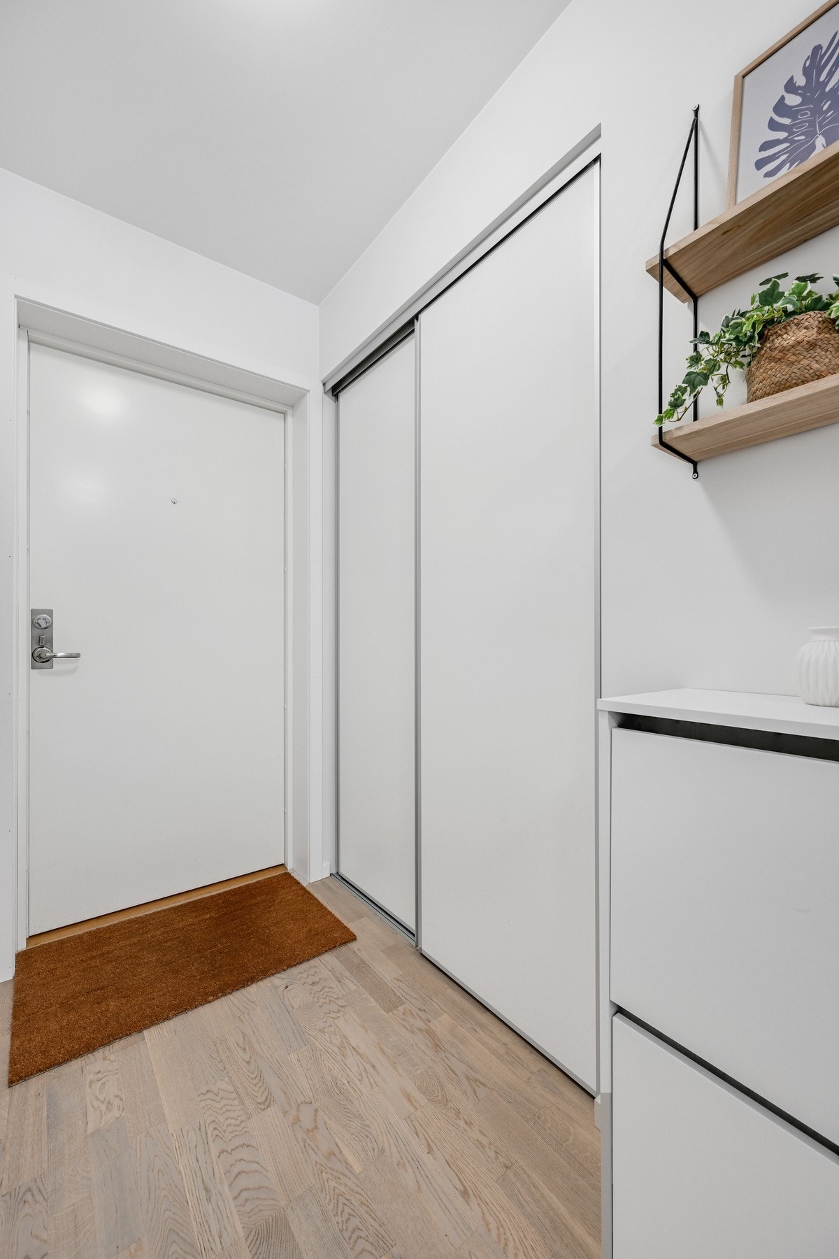 I entréen er det skyvedørsgarderobe med teknisk avdeling. Galleribilde