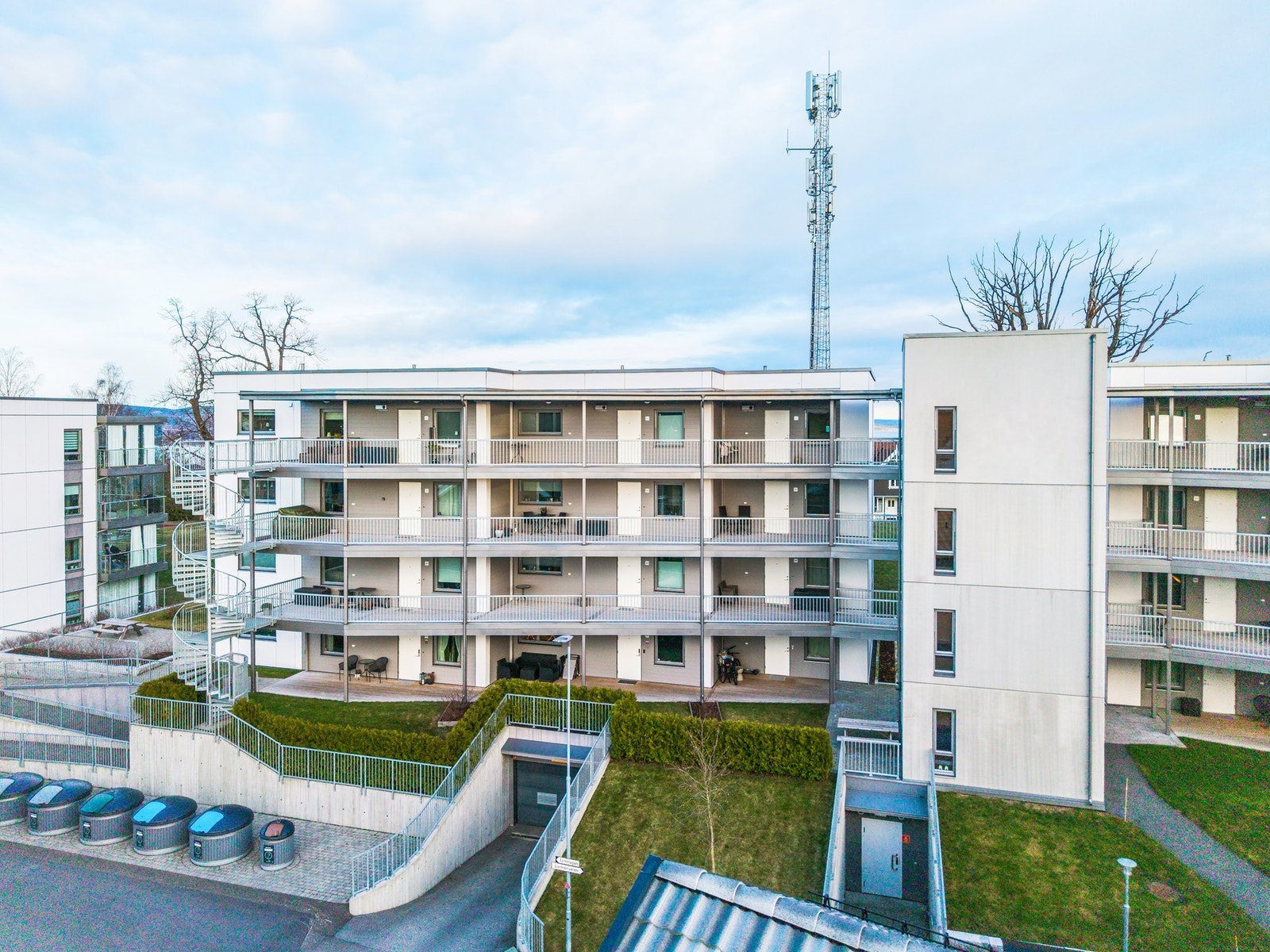 Attraktiv og barnevennlig beliggenhet med umiddelbar nærhet til bl.a. Ekeberg skole, og for øvrig kort vei til det meste. Galleribilde