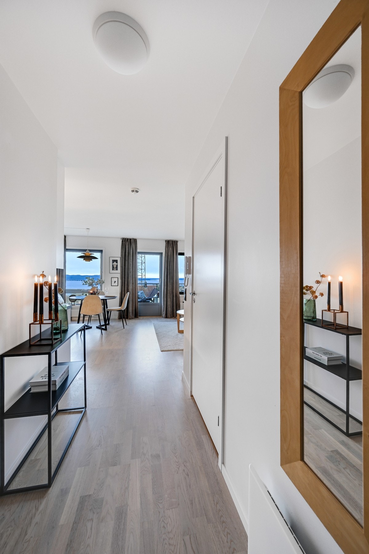 Her ser vi fra entréen og inn mot stuen. Galleribilde