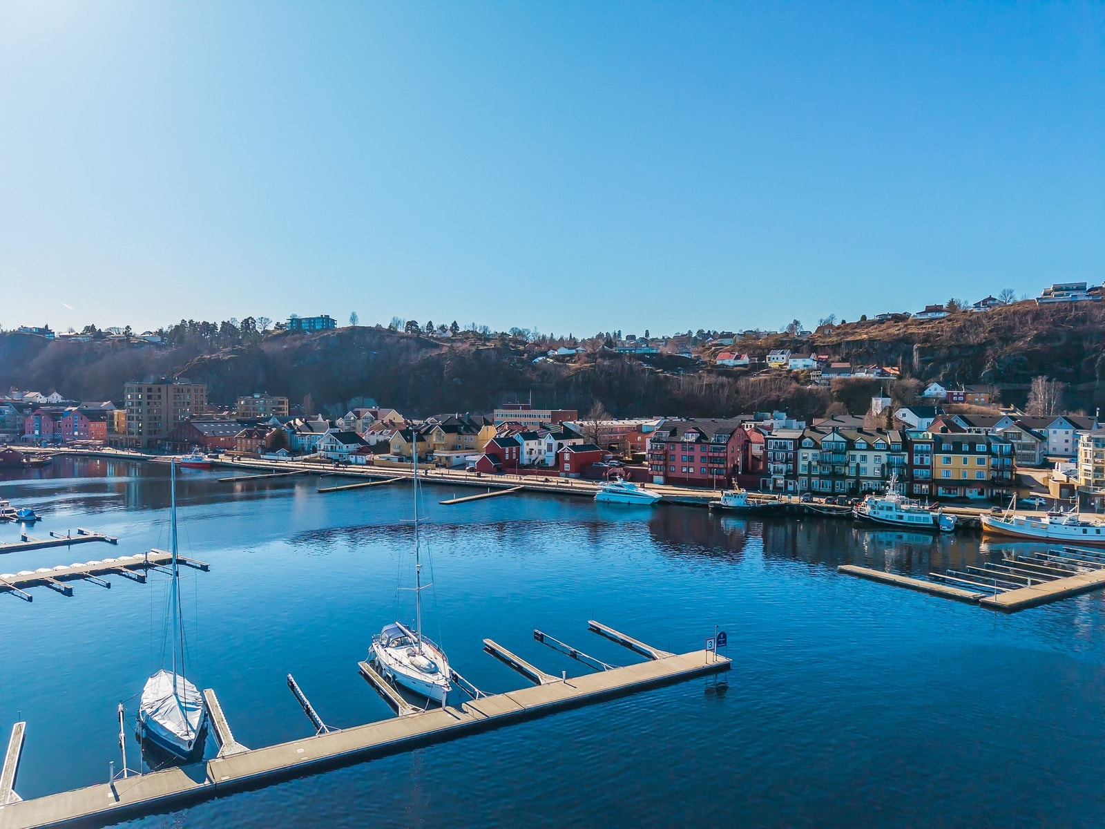 Her kan man spasere langs bryggekanten og nyte utsikten mot fjorden. Galleribilde