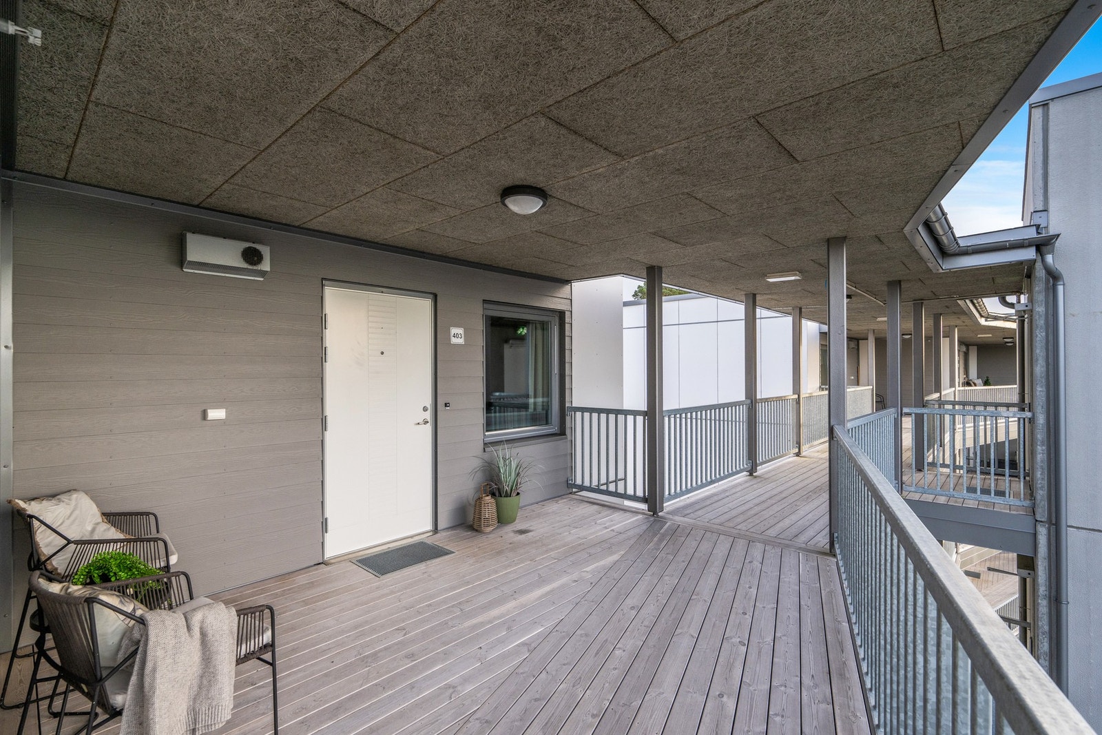 Det er heis i bygget - så her kommer du "tørrskodd" fra garasjeplassen og opp i leiligheten. Galleribilde