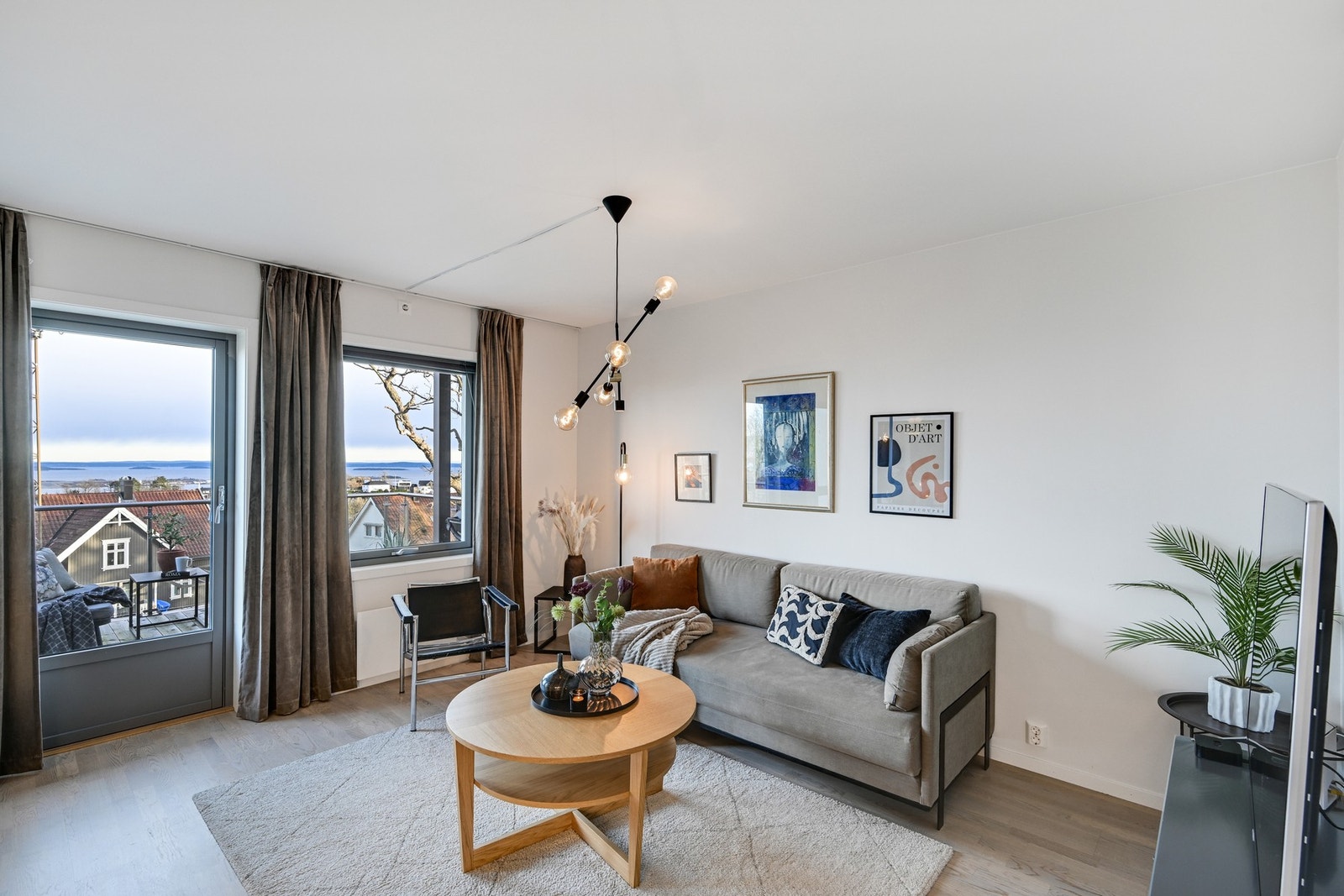 Stuen byr på god plass for sofagruppe. Galleribilde