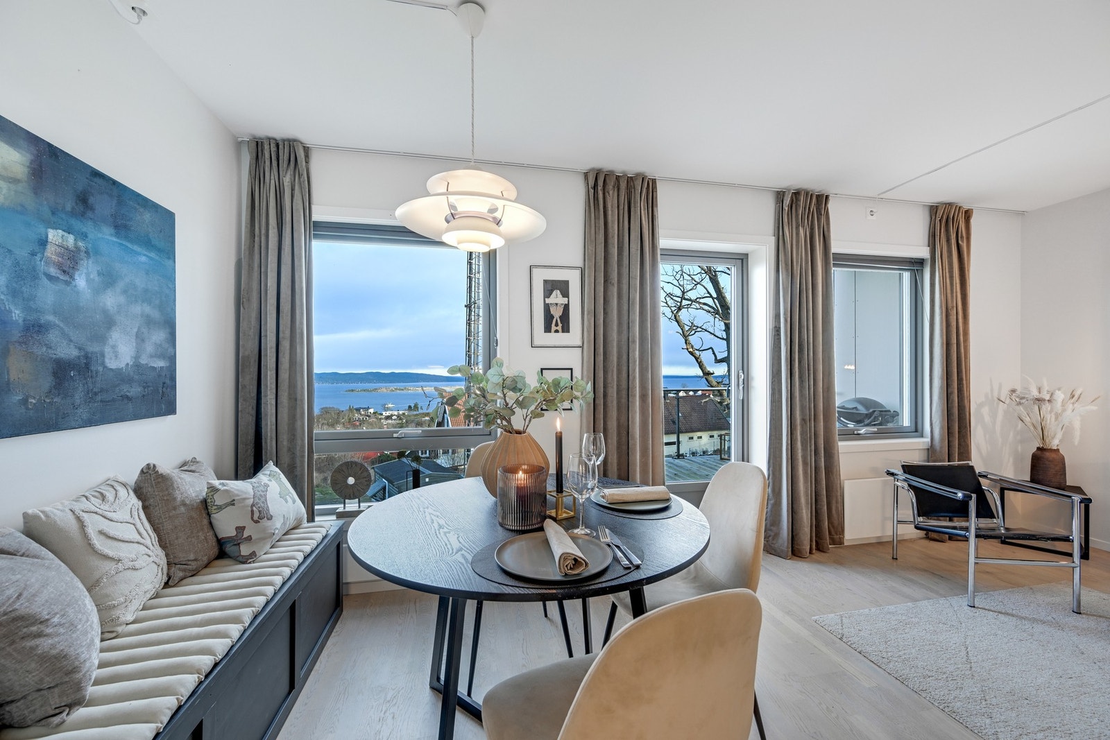 Store vinduer med flott utsikt Galleribilde