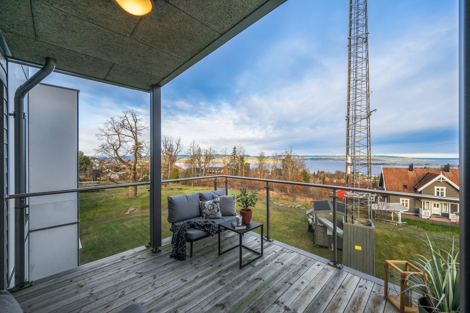 Fra balkongen er det flott utsikt over fjorden. Galleribilde