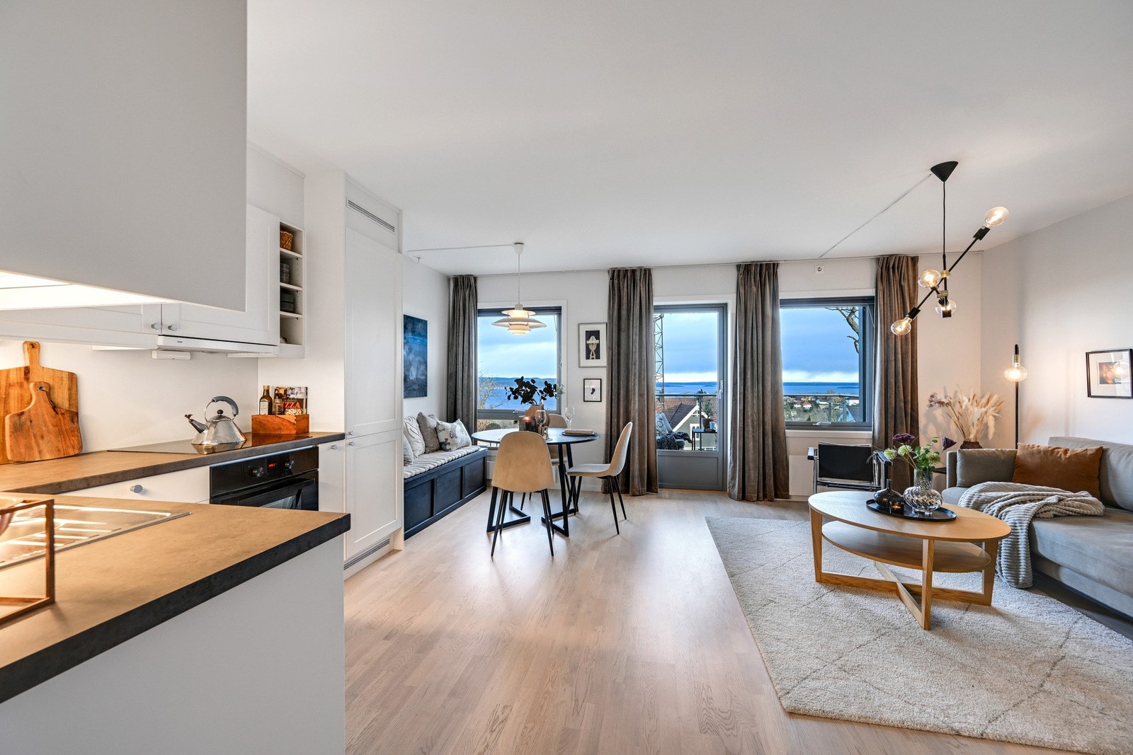 Leilighetens naturlige samlingspunkt er den lyse og romslige stuen. Galleribilde