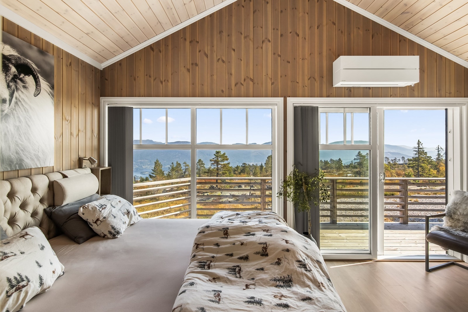 Hytten er nøye planlagt plassert på tomten for å utnytte sol og utsikt samt hindre innsyn. Galleribilde