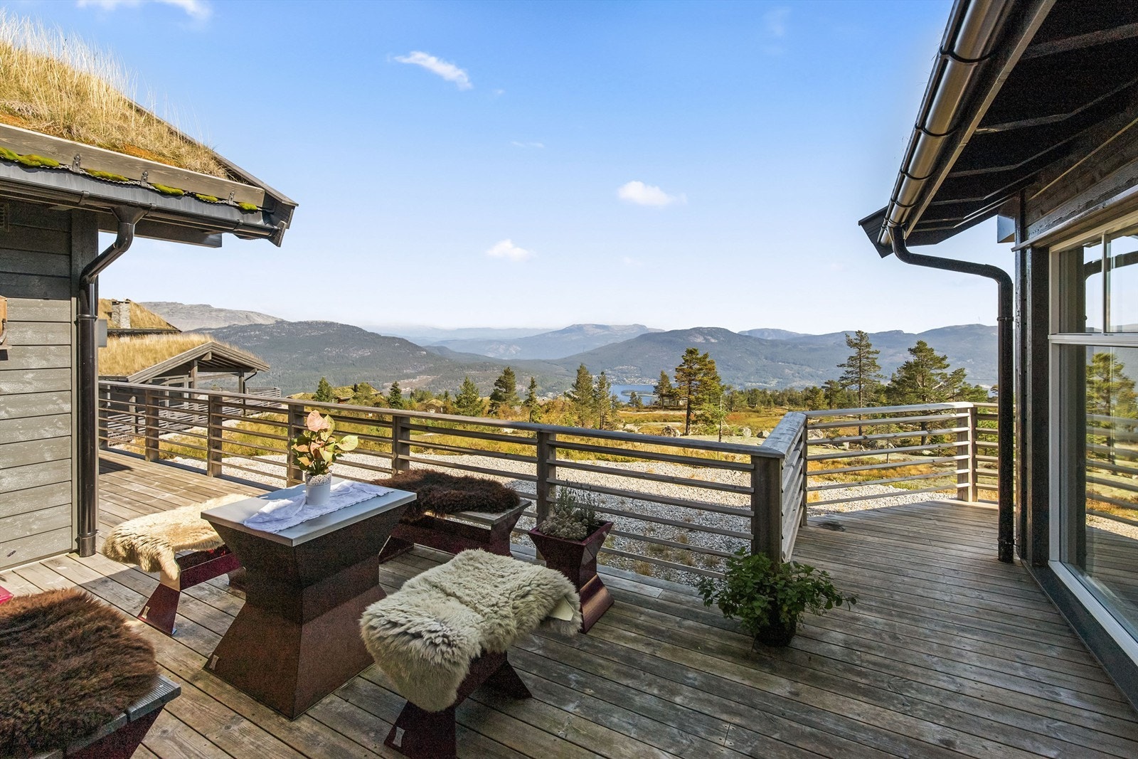 Tomten er eiet og på 939 kvm. Kanskje en av de flotteste tomtene som er bebygget på toppen av Vrådal! Galleribilde