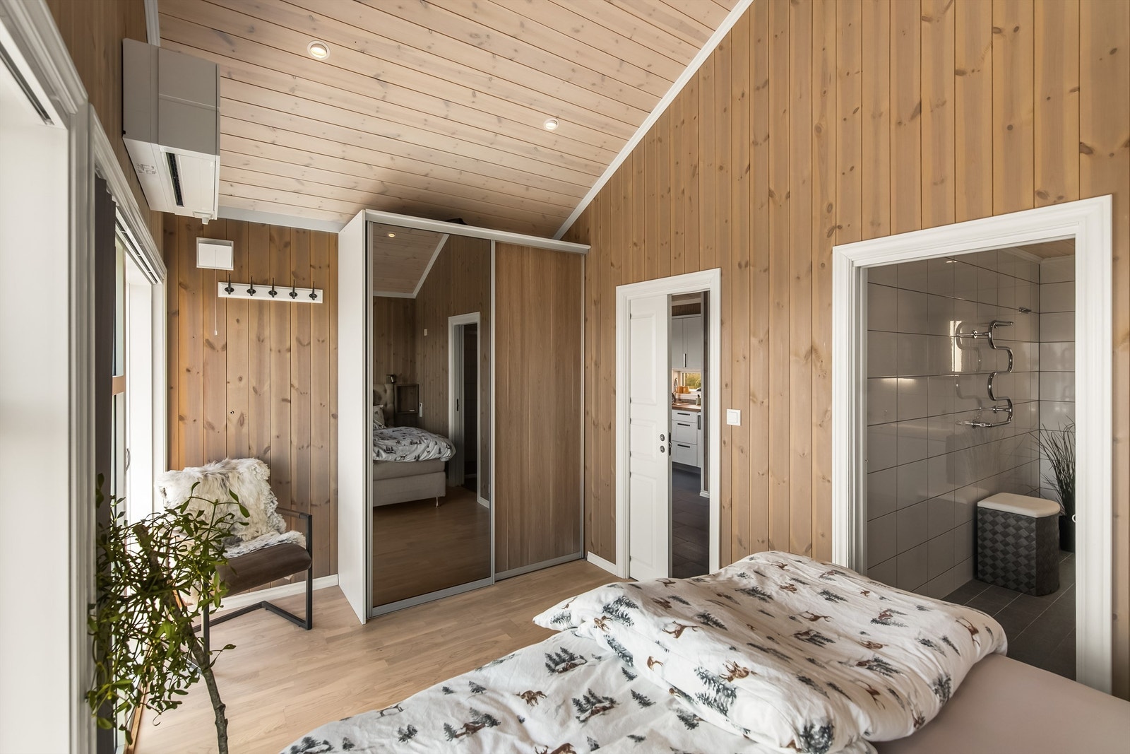 Skyvedørsgarderobe, varmepumpe og downlights er noen av detaljene på soverommet Galleribilde