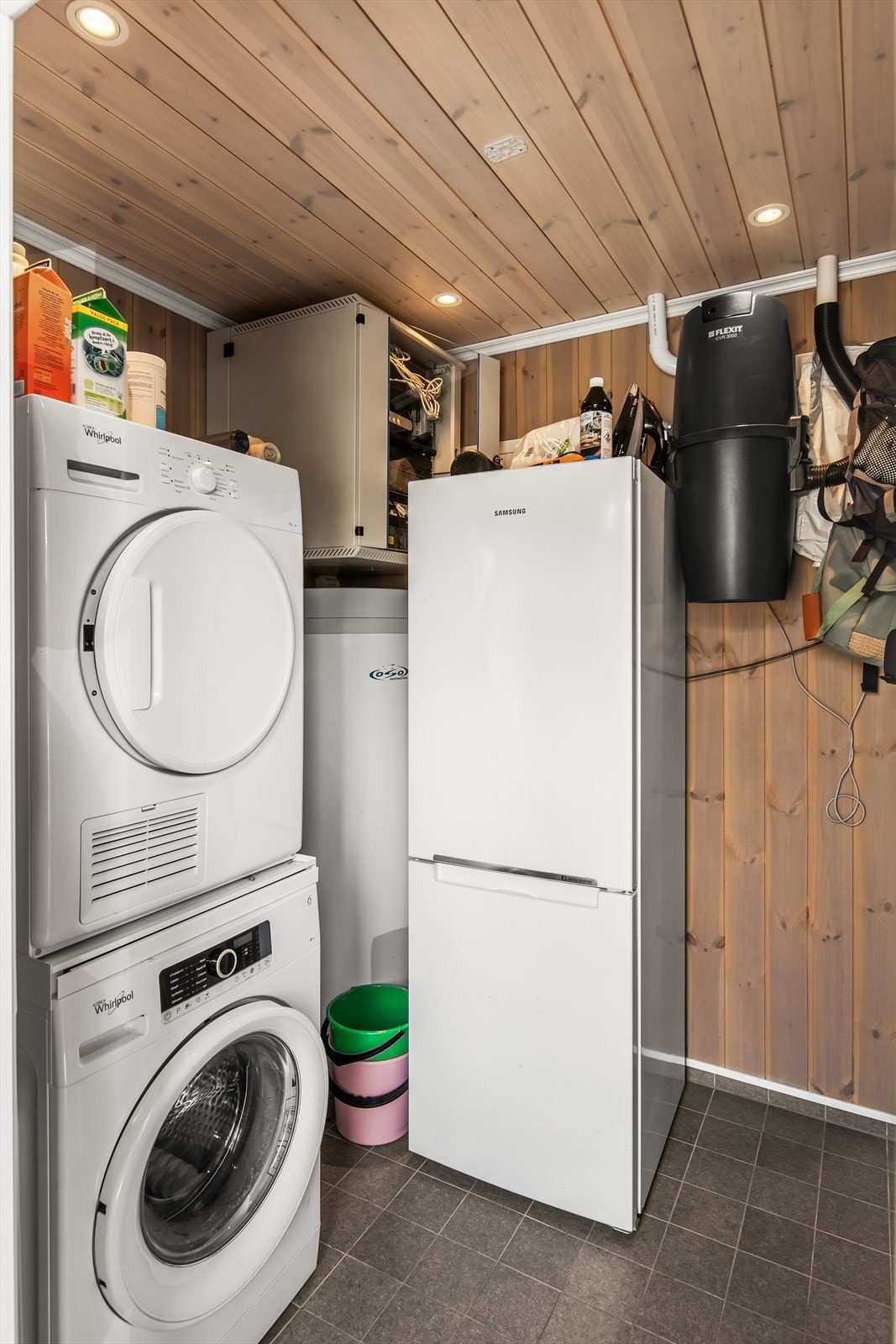 Vaskekrom med 300 l. varmtvannsbereder, sentralstøvsuger og med inngang både utenfra og innenfra - en praktisk løsning Galleribilde