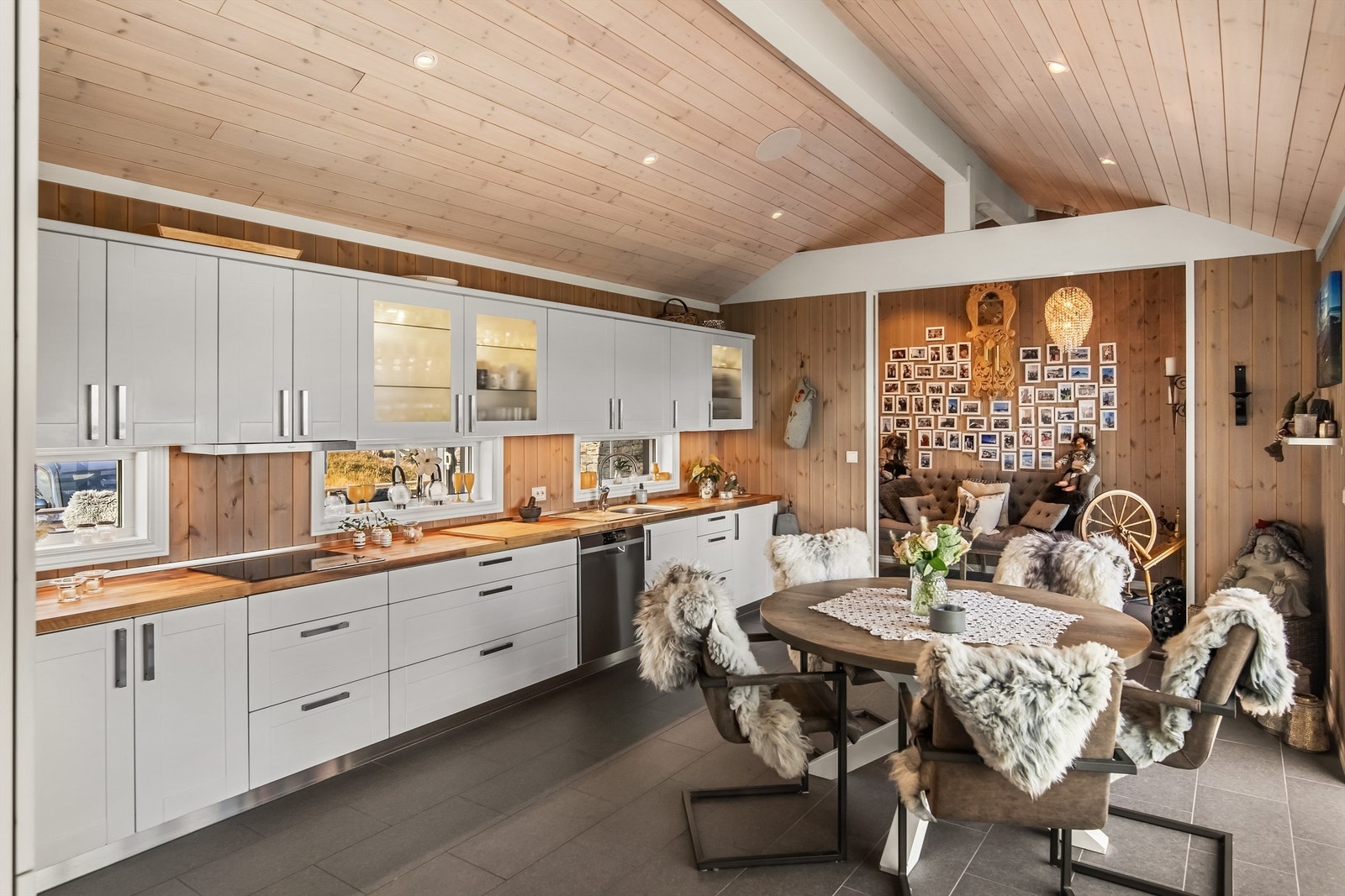 Høy himling med downlights og høyttalere i tak Galleribilde