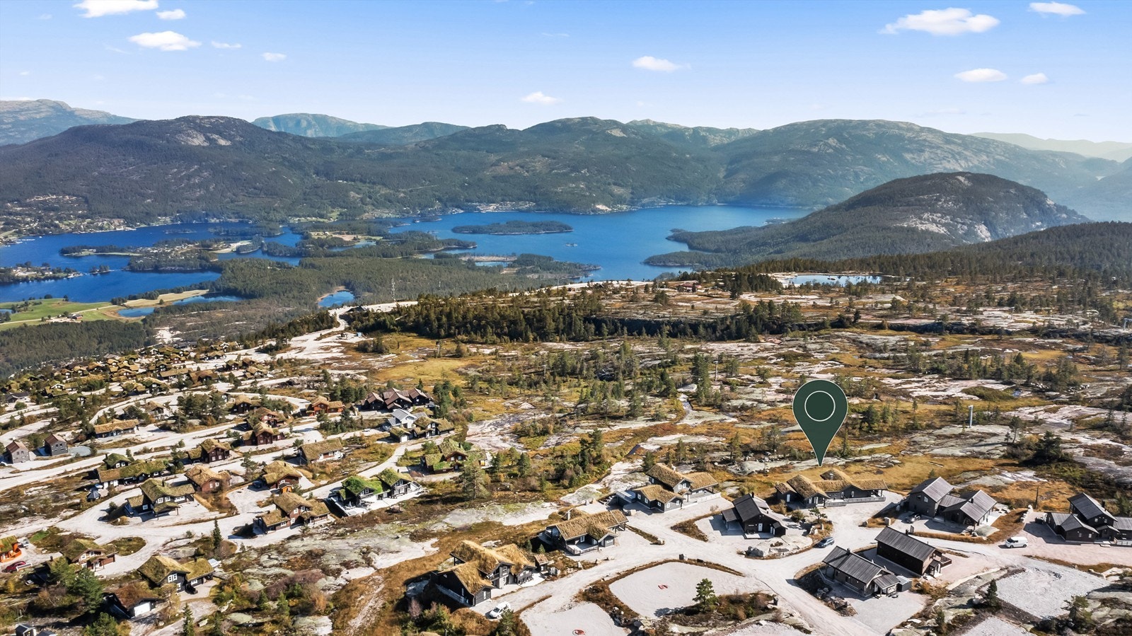 Godt vedlikeholdt helårsvei med bom og avgift til området, som er inkludert i årlige fellesutgifter for hytteeiere. Galleribilde