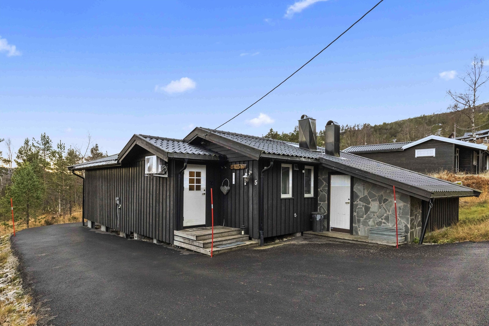 Pent opparbeidet gårdsplass med rikelig parkeringsmuligheter. Galleribilde