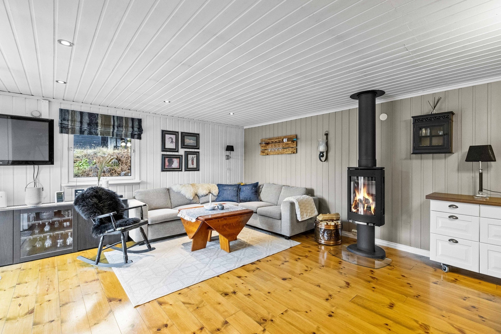 Stor og moderne stue med peis. Galleribilde