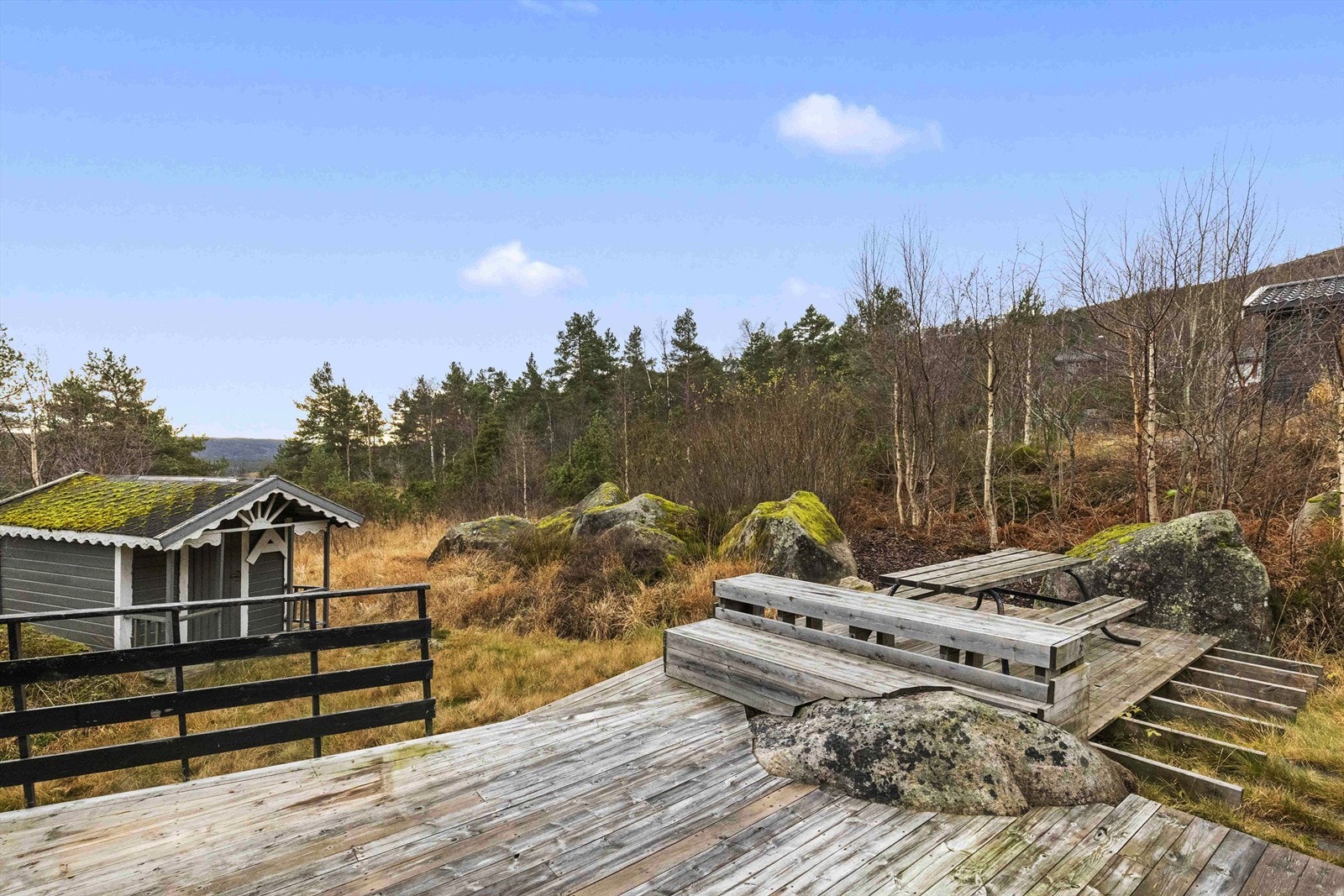 Flotte uteplasser og medfølgende lekehytte. Galleribilde
