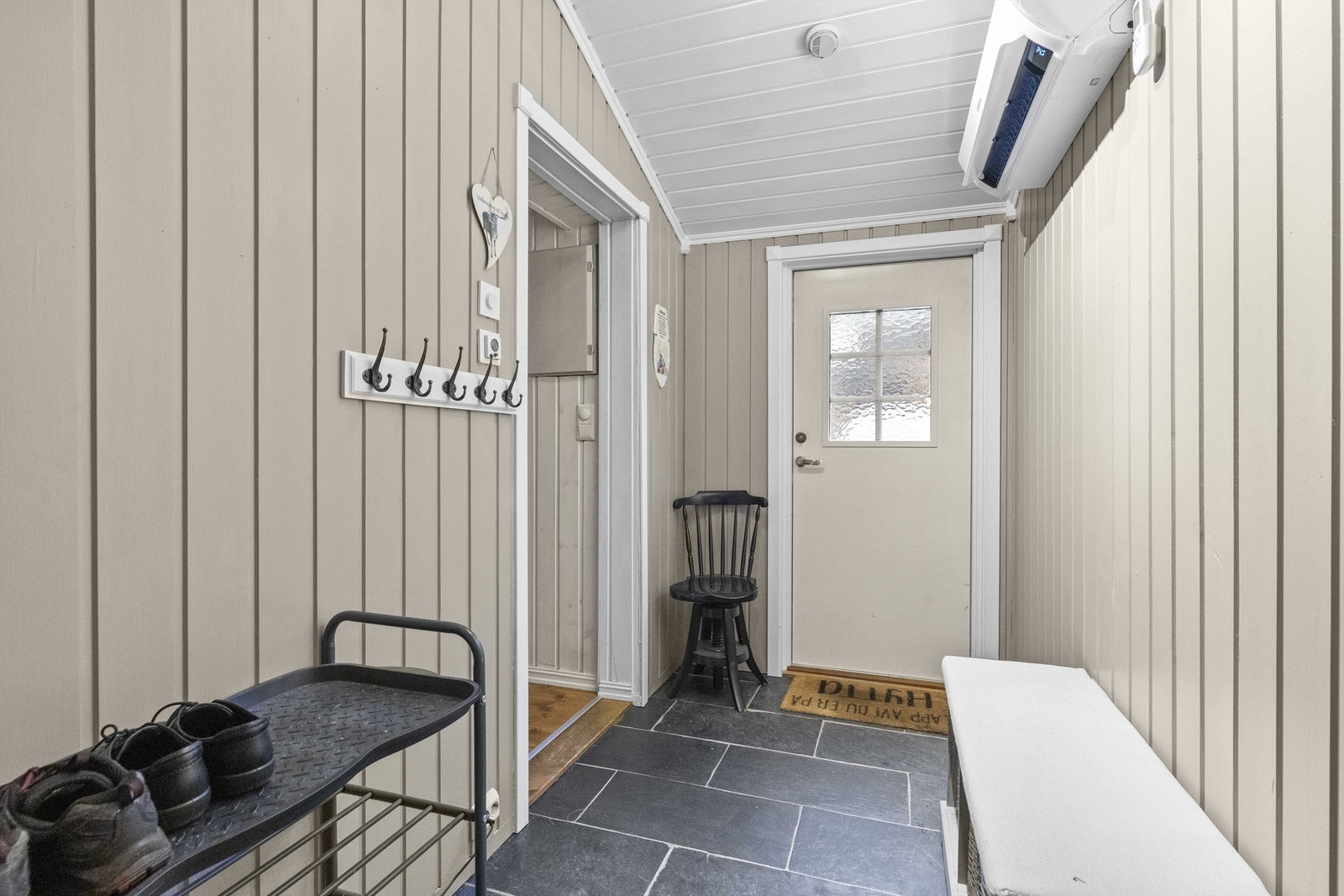 Romslig entre med varmekabler i gulv og varmepumpe. Galleribilde