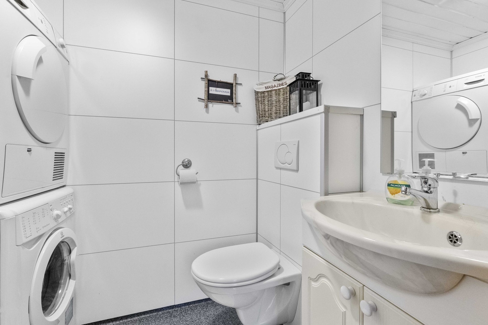 Bad med opplegg for vaskemaskin og tørketrommel. Galleribilde